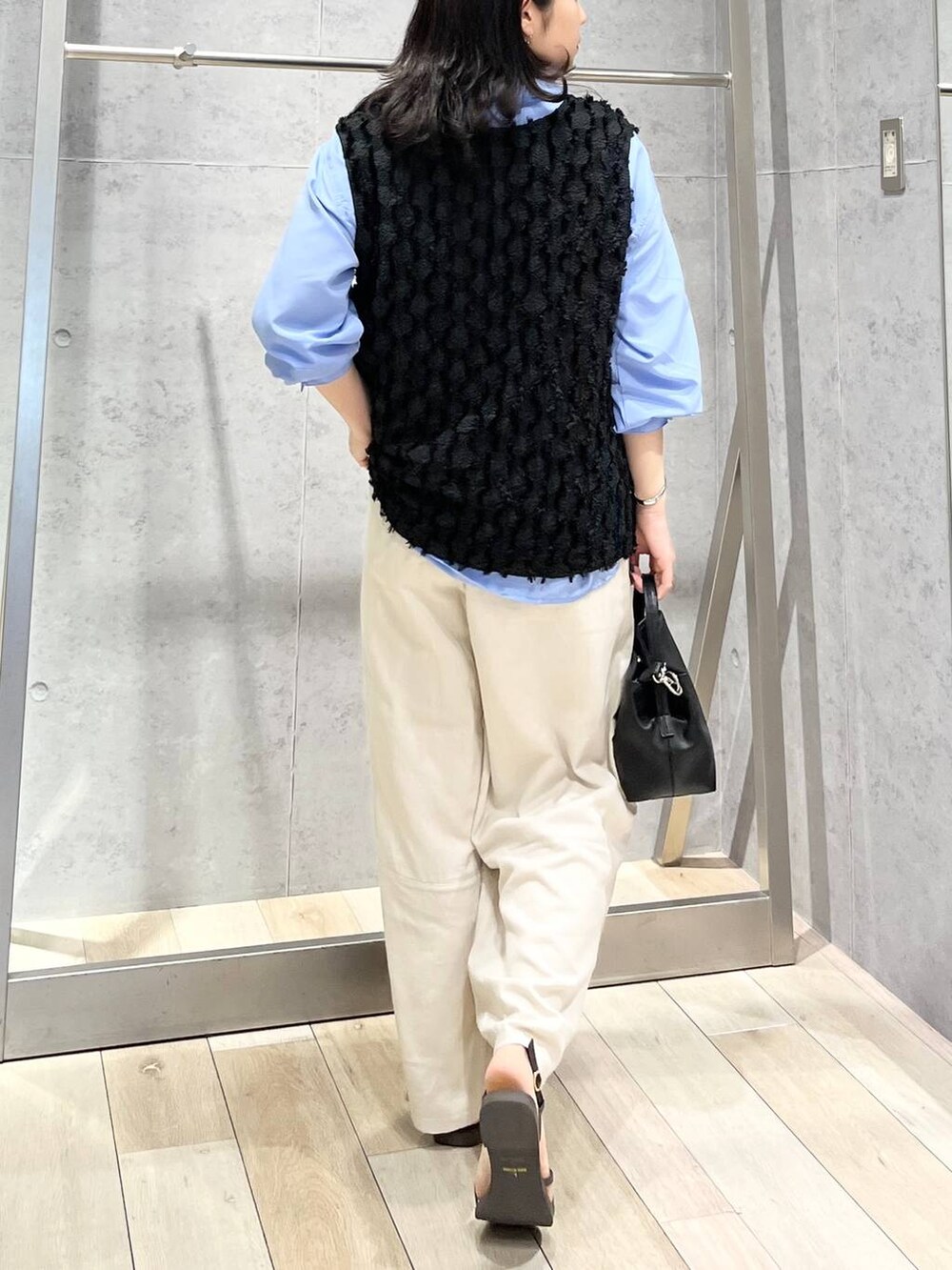 ホワイト系のその他パンツ、ブルー系のシャツ/ブラウス、ブラウン系のサンダルを着用したレディースの春コーディネートの4枚目の写真