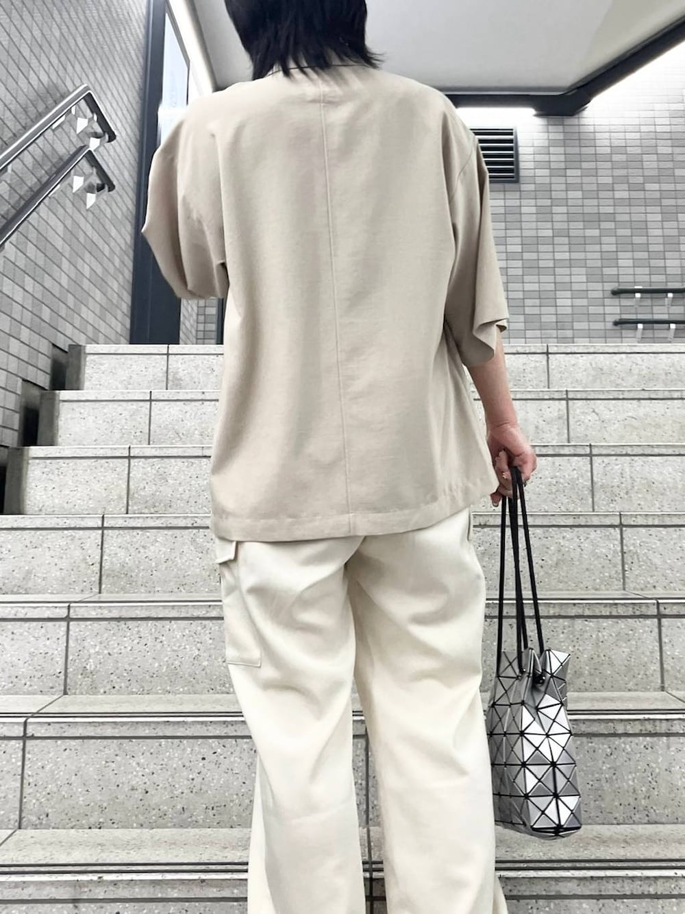 ホワイト系のカーゴパンツ、ベージュ系のテーラードジャケットを着用したレディースの春コーディネートの3枚目の写真