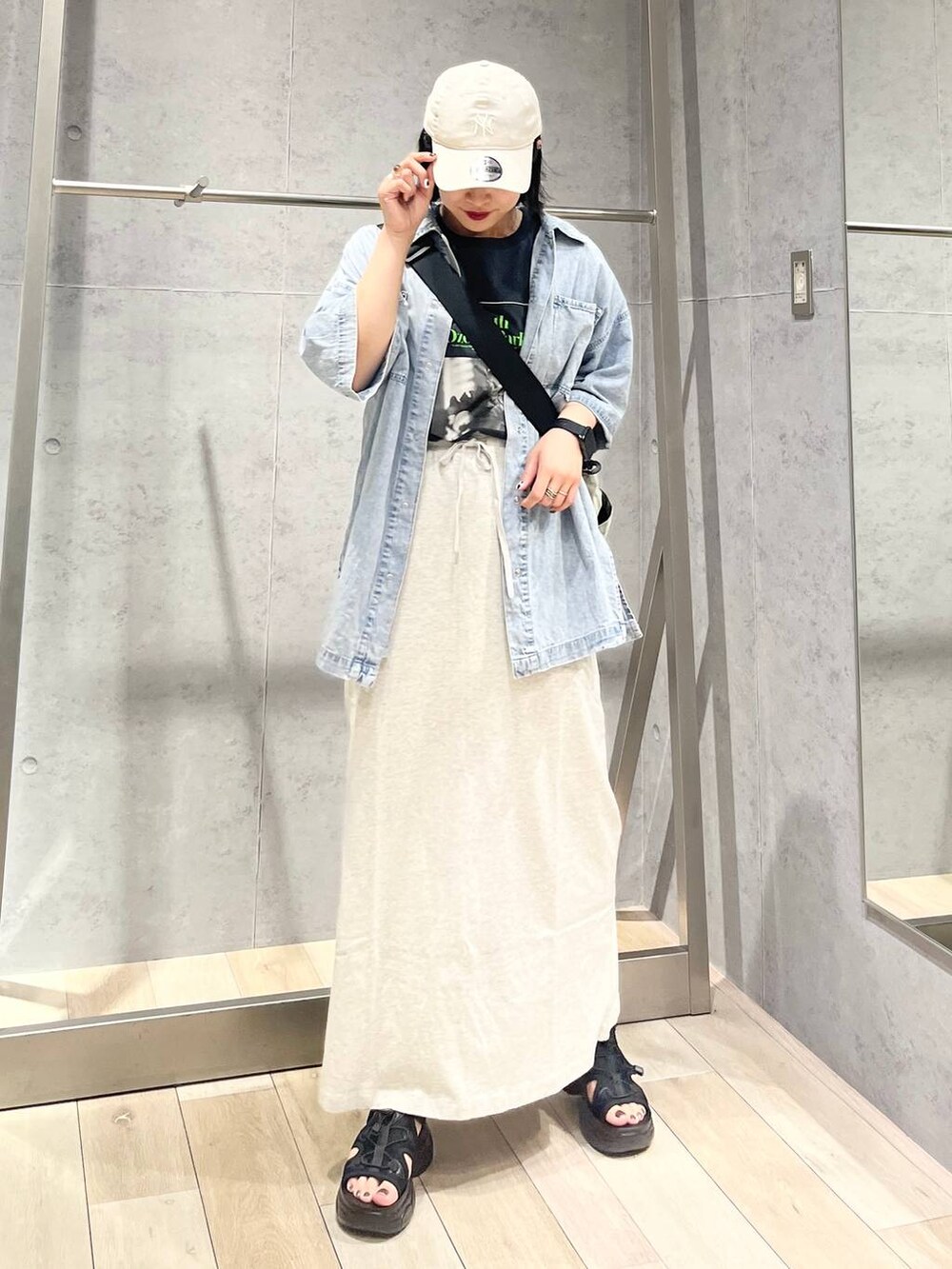 ブルー系のシャツ/ブラウス、ブラック系のサンダル、グリーン系のショルダーバッグを着用したレディースの夏コーディネートの2枚目の写真