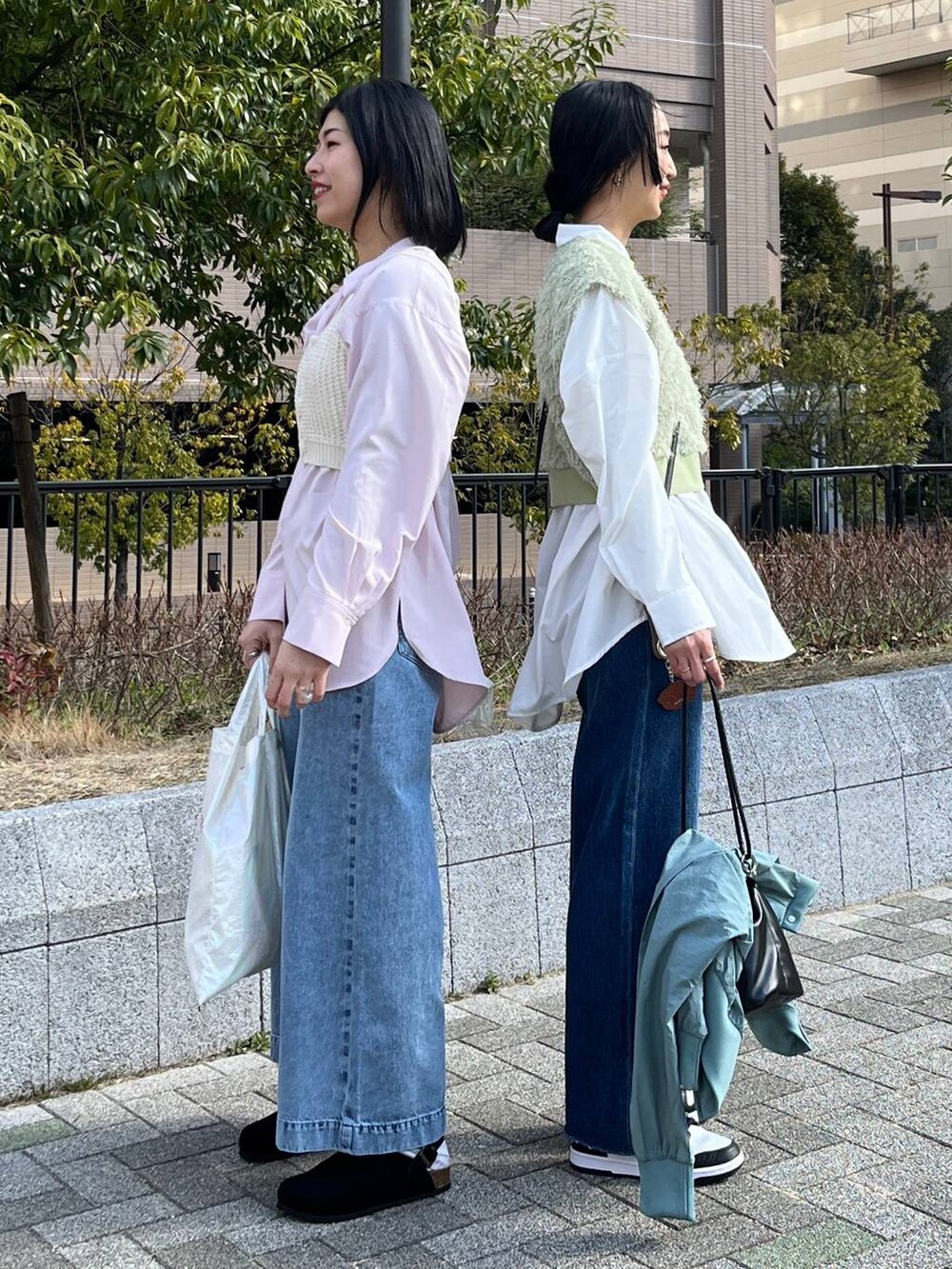 グリーン系のベスト、ブルー系のデニムパンツ、ピンク系のシャツ/ブラウスを着用したレディースの春コーディネートの3枚目の写真