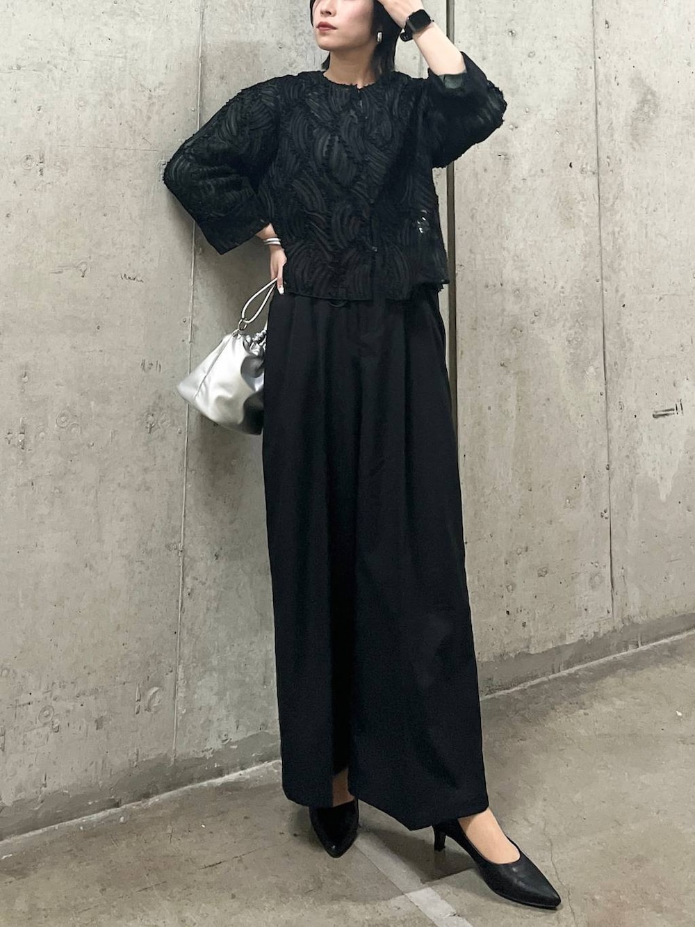 シルバー系のショルダーバッグ、ブラック系のシャツ/ブラウス、ブラック系のパンプスを着用したレディースの春コーディネートの5枚目の写真