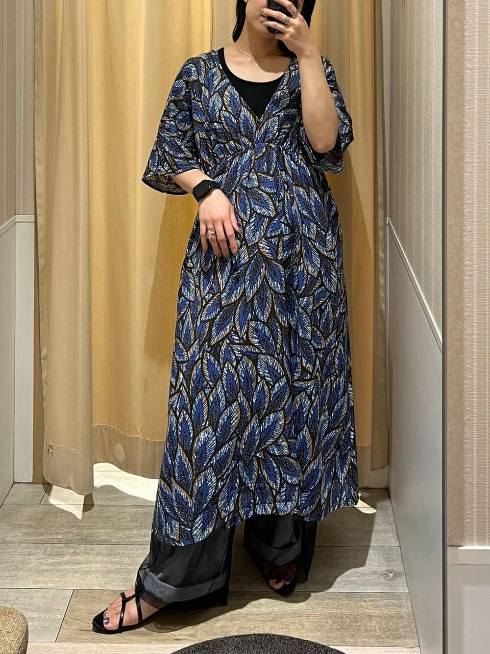 ホワイト系のショルダーバッグ、ブラック系のサンダル、ブルー系のデニムパンツを着用したレディースの夏コーディネートの3枚目の写真