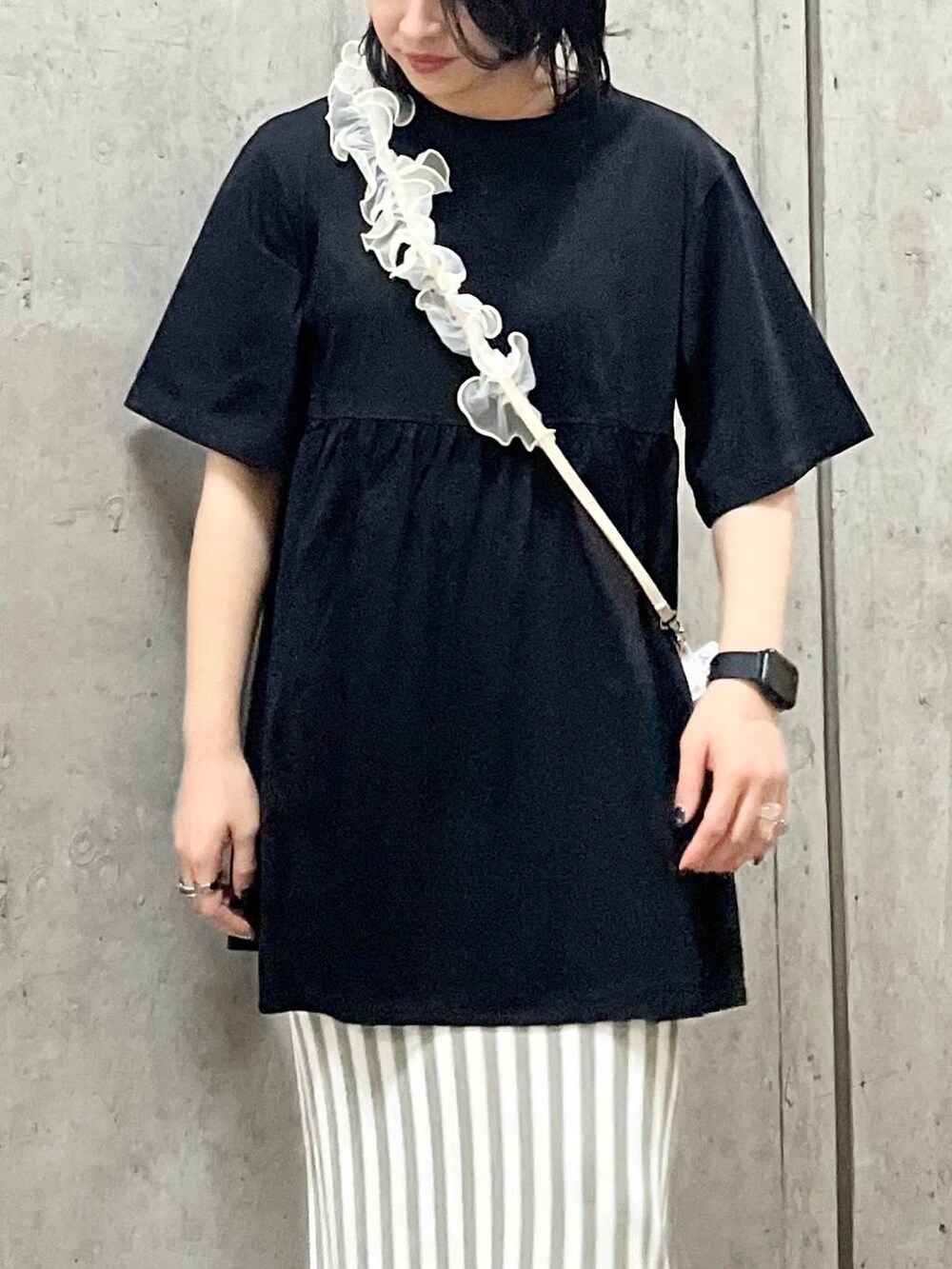 「夏コーデ、LEPSIM、おでかけ、シンプルコーデ、カジュアル、モード、ベーシック/シンプル、デート/ロマンティック、楽ちんコーデ、女子会、きれいめカジュアル_LEPSIM」｜「LEPSIMのアンクルゴムストラップサンダル　106987（サンダル、ブラック系）」を使った、エムアイさん（レディース・162cm）の夏コーディネートの5枚目の写真