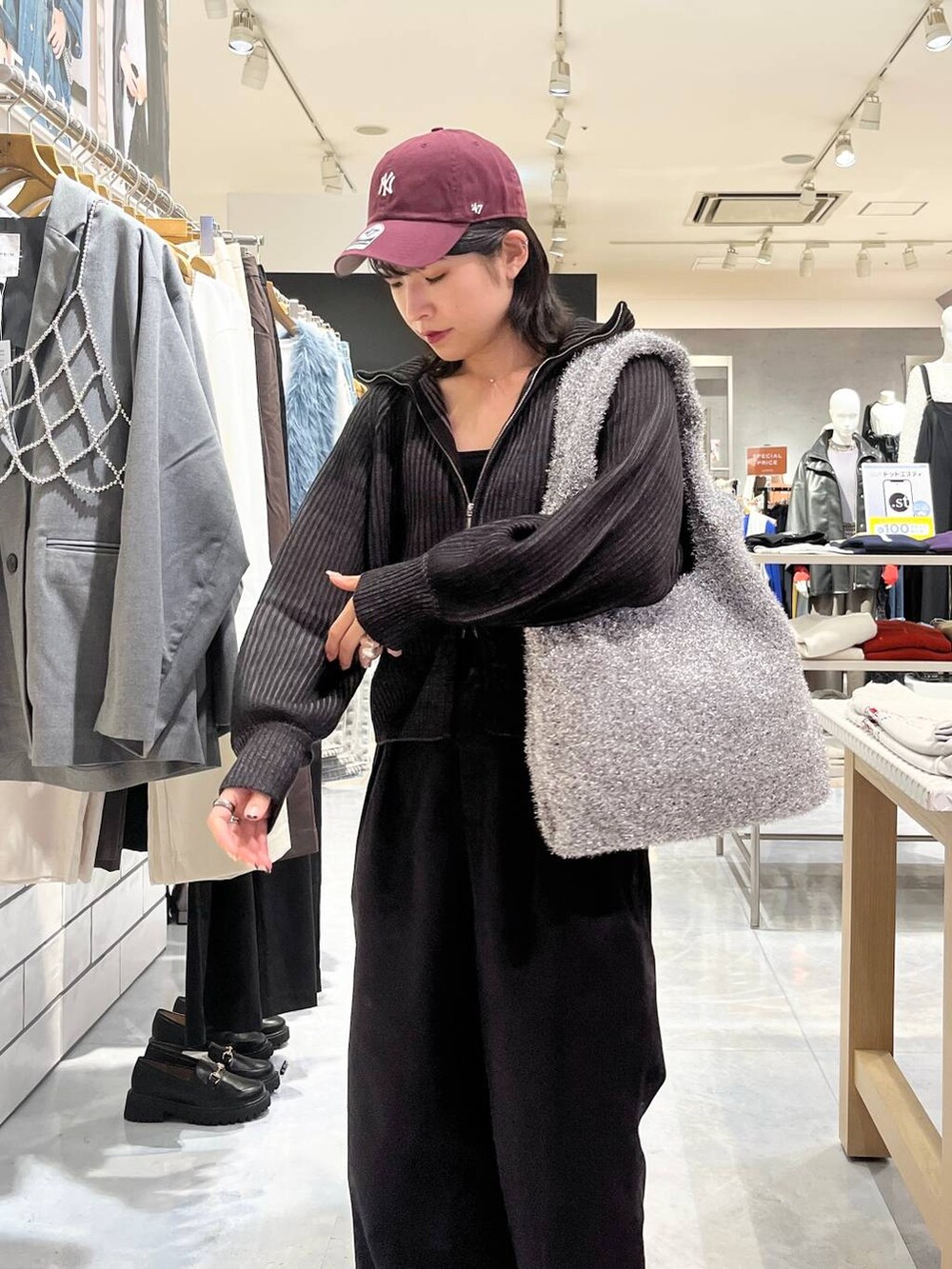 「カジュアル、モード、ベーシック/シンプル、デート/ロマンティック、楽ちんコーデ、女子会、きれいめカジュアル_LEPSIM、LEPSIM、おでかけ、シンプルコーデ、秋コーデ、秋冬新作、ドットエスティ秋コーデ、ニット、カーディガン」｜「LEPSIMの加工感チノパンツ　131531（チノパンツ、グレー系）」を使った、エムアイさん（レディース・162cm）の秋コーディネートの3枚目の写真