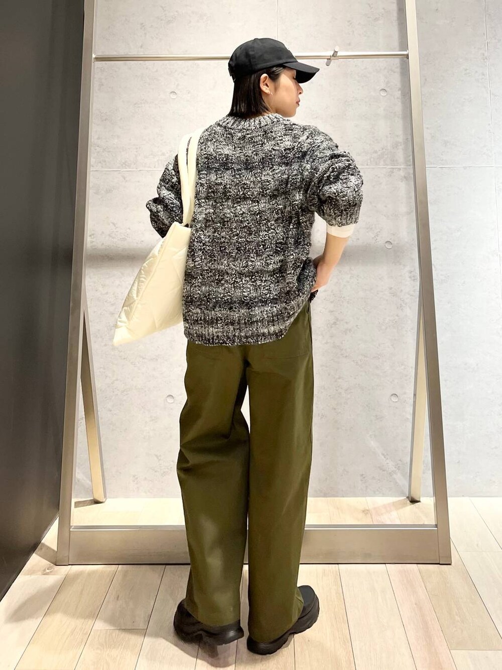 ホワイト系のTシャツ/カットソー、ホワイト系のトートバッグ、グリーン系のその他パンツを着用したレディースの冬コーディネートの6枚目の写真