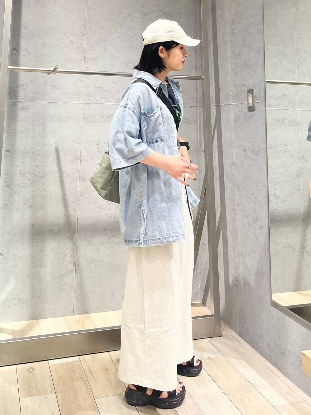 ブルー系のシャツ/ブラウス、ブラック系のサンダル、グリーン系のショルダーバッグを着用したレディースの夏コーディネートの7枚目の写真