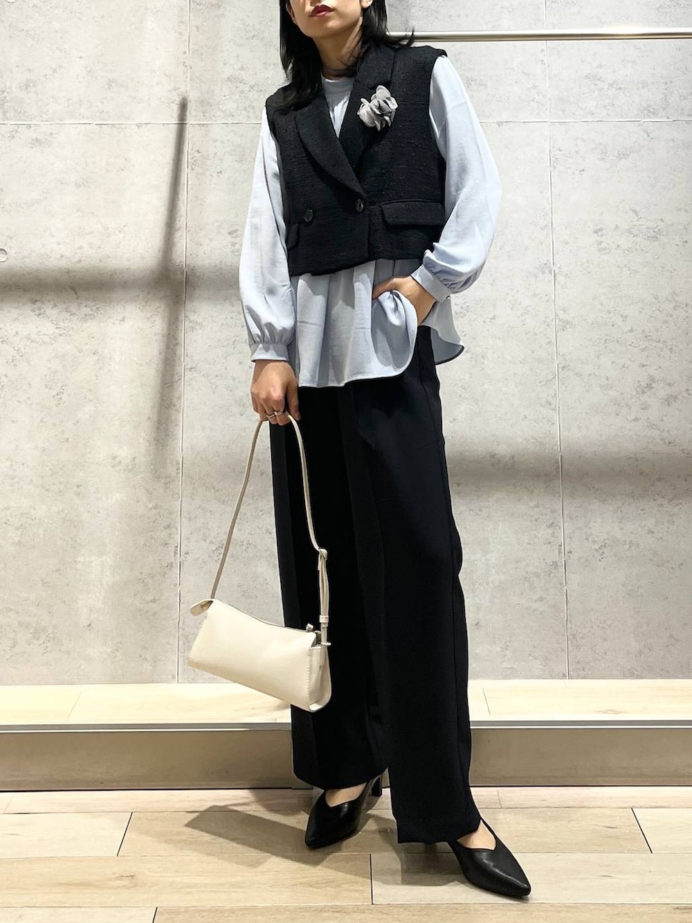 ブルー系のスーツパンツ、ブルー系のシャツ/ブラウス、ブルー系のその他アウターを着用したレディースの冬コーディネートの7枚目の写真