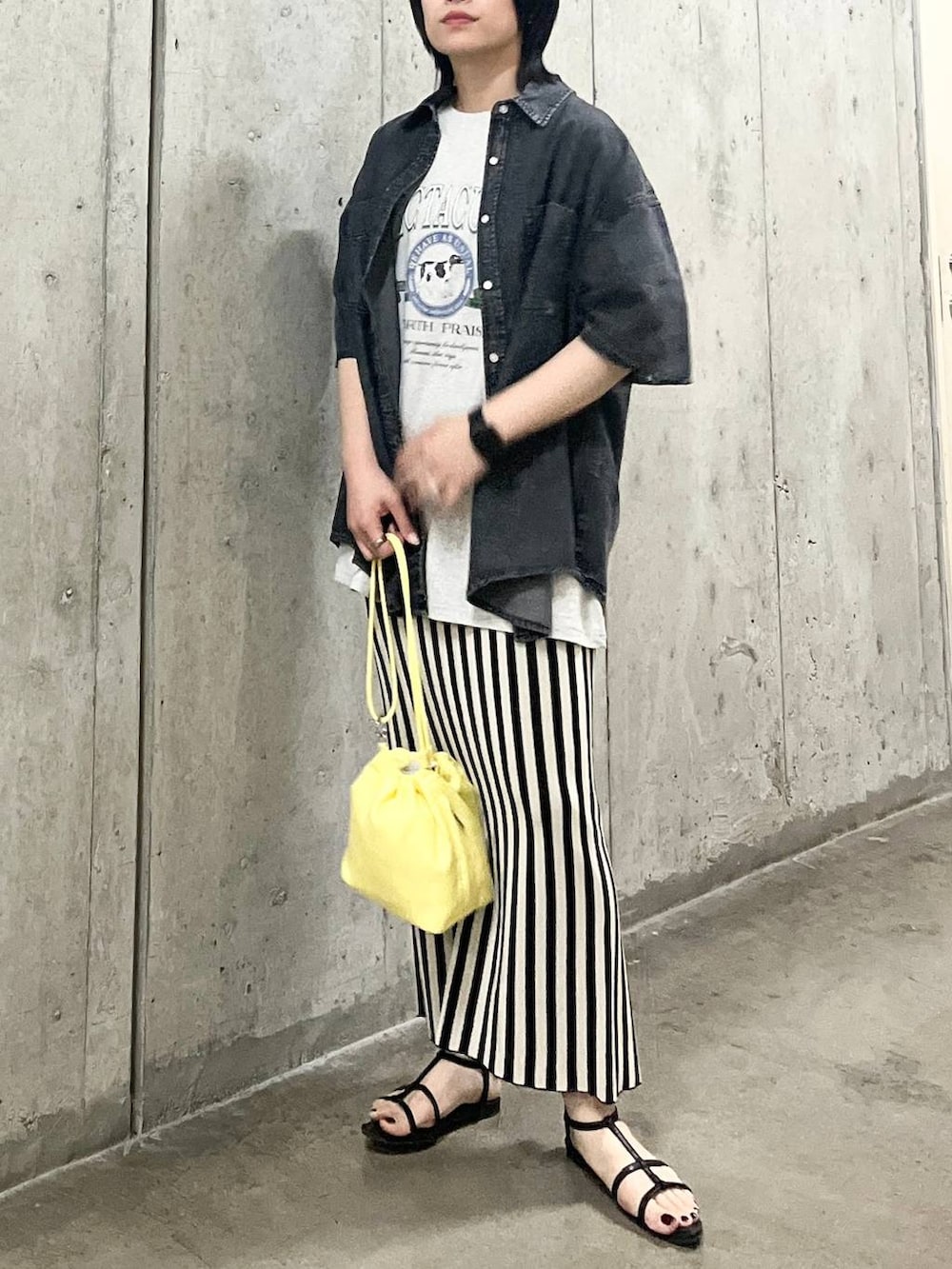 「カジュアル、モノトーン、モード、LEPSIM、デニムジャケット、シャツ、シャツスタイル、Tシャツ、スカート、シンプルコーデ、春夏コーデ、きれいめカジュアル、デニム、動物モチーフ、ストライプスカート」｜「LEPSIMのフェイクレザーミニ巾着　105144（ショルダーバッグ、イエロー系）」を使った、エムアイさん（レディース・162cm）の春コーディネートの2枚目の写真