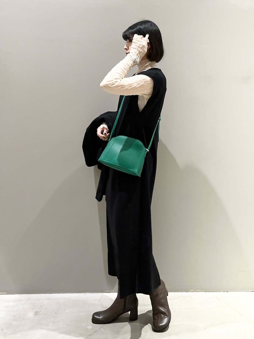 「LEPSIM、レプシィム(LEPSIM)、ワンピース、ニット、ニットワンピース、レイヤードスタイル、シンプルコーデ、きれいめカジュアル、モノトーン、グリーン、ブーツ、ノーカラーコート、ショルダーバッグ、春服デビュー宣言、春コーデ」｜「LEPSIMのTRノーカラーコート（ジャケット/アウター、ブラック系）」を使った、エムアイさん（レディース・162cm）の春コーディネートの2枚目の写真