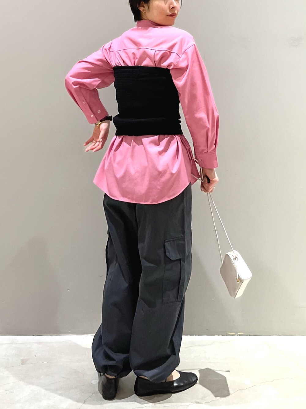 グレー系のその他パンツ、ブラック系のバッグ、ブラック系のパンプスを着用したレディースの春コーディネートの2枚目の写真