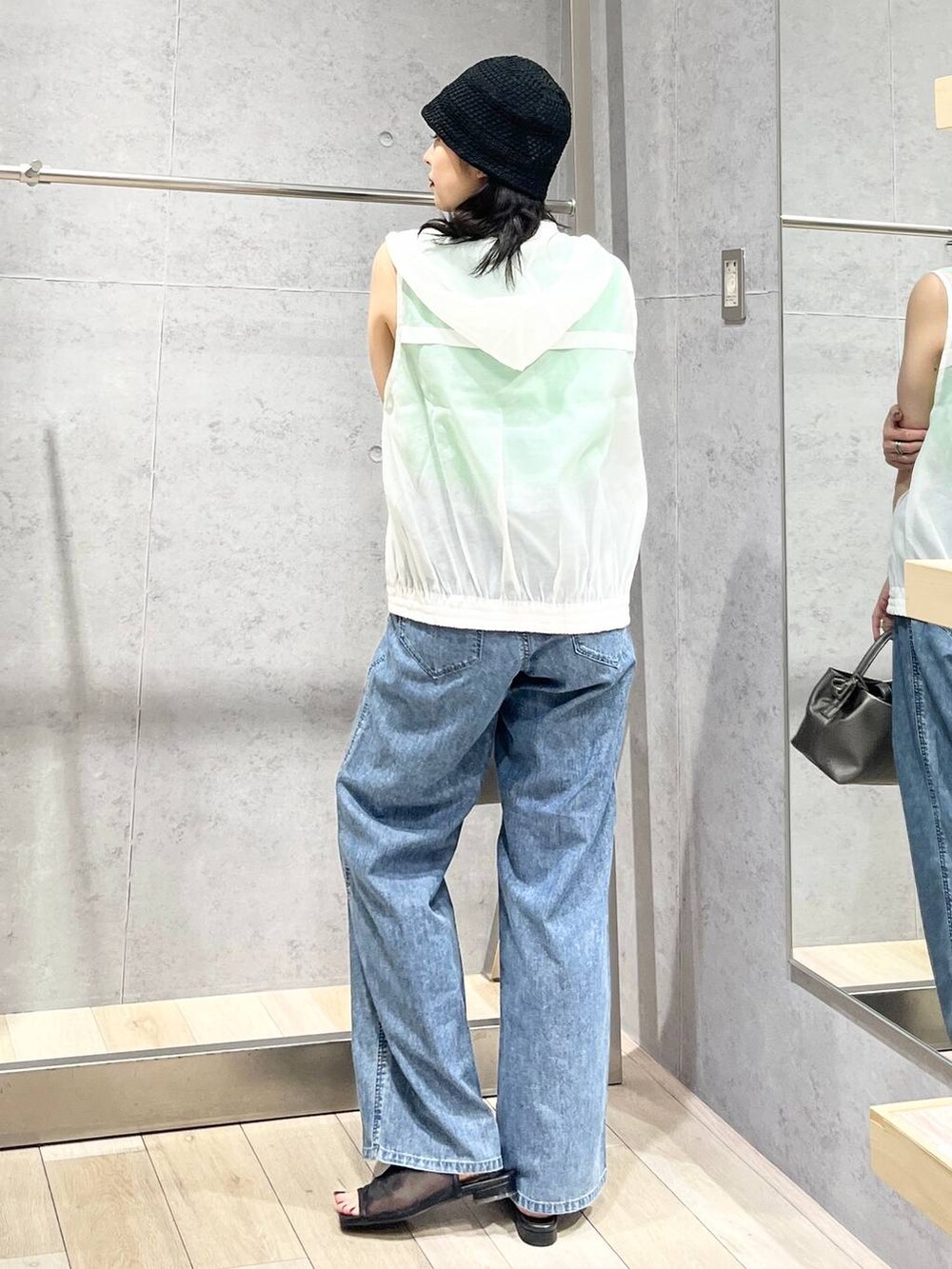 「女子会、サンダル、タンクトップ、デニムパンツ、カジュアル、モード、ベーシック/シンプル、デート/ロマンティック、楽ちんコーデ、春コーデ、きれいめカジュアル_LEPSIM、LEPSIM、おでかけ、シンプルコーデ、春色」｜「LEPSIMの14ゲージサイドスリットノースリーブ　243179（その他トップス、グリーン系）」を使った、エムアイさん（レディース・162cm）の春コーディネートの5枚目の写真