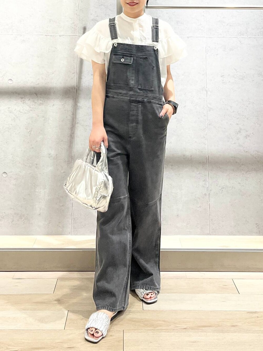 ホワイト系のシャツ/ブラウス、グレー系のサンダルを着用したレディースの夏コーディネートの6枚目の写真