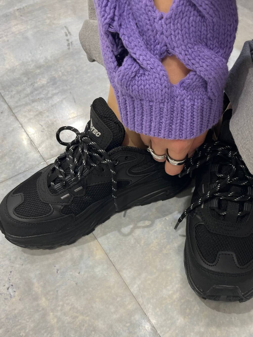 グレー系のデニムパンツ、パープル系のニット/セーターを着用したレディースの秋コーディネートの4枚目の写真