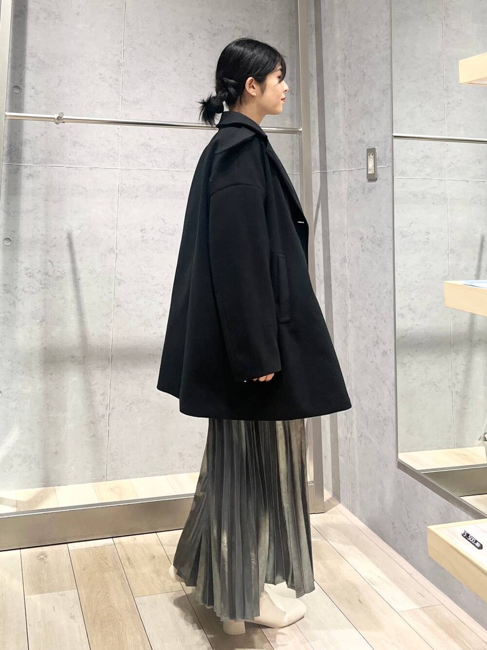 「ニット、セールコーデ、アウター、スカート、ブーツ、カジュアル、モード、ベーシック/シンプル、デート/ロマンティック、楽ちんコーデ、女子会、きれいめカジュアル_LEPSIM、LEPSIM、おでかけ、シンプルコーデ」｜「LEPSIMのストレッチローヒールブーツ　147085（ブーツ、ホワイト系）」を使った、エムアイさん（レディース・162cm）の冬コーディネートの3枚目の写真