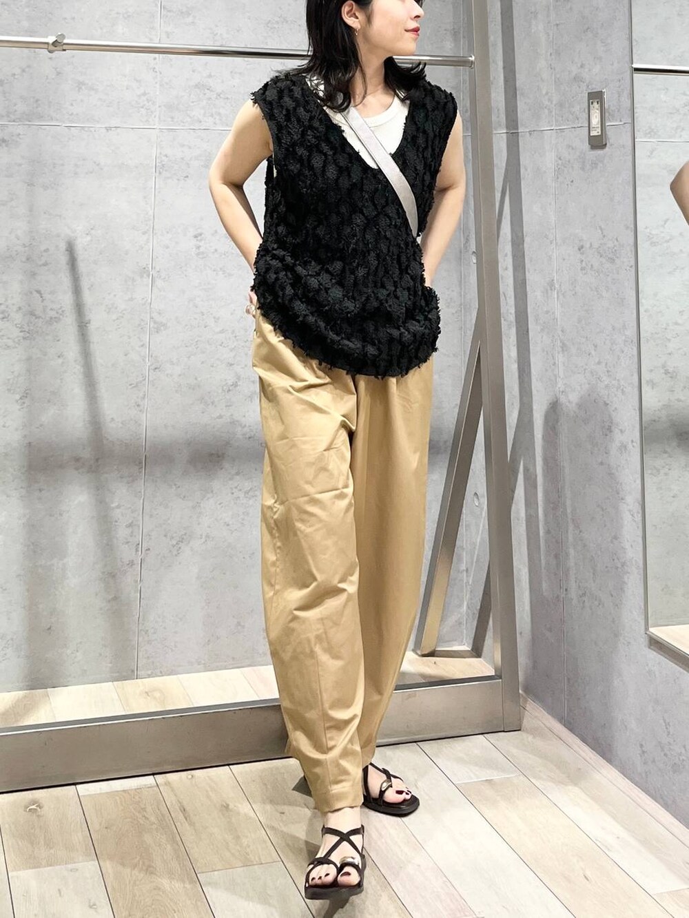 グレー系のショルダーバッグ、ホワイト系のTシャツ/カットソー、ベージュ系のその他パンツを着用したレディースの春コーディネートの7枚目の写真