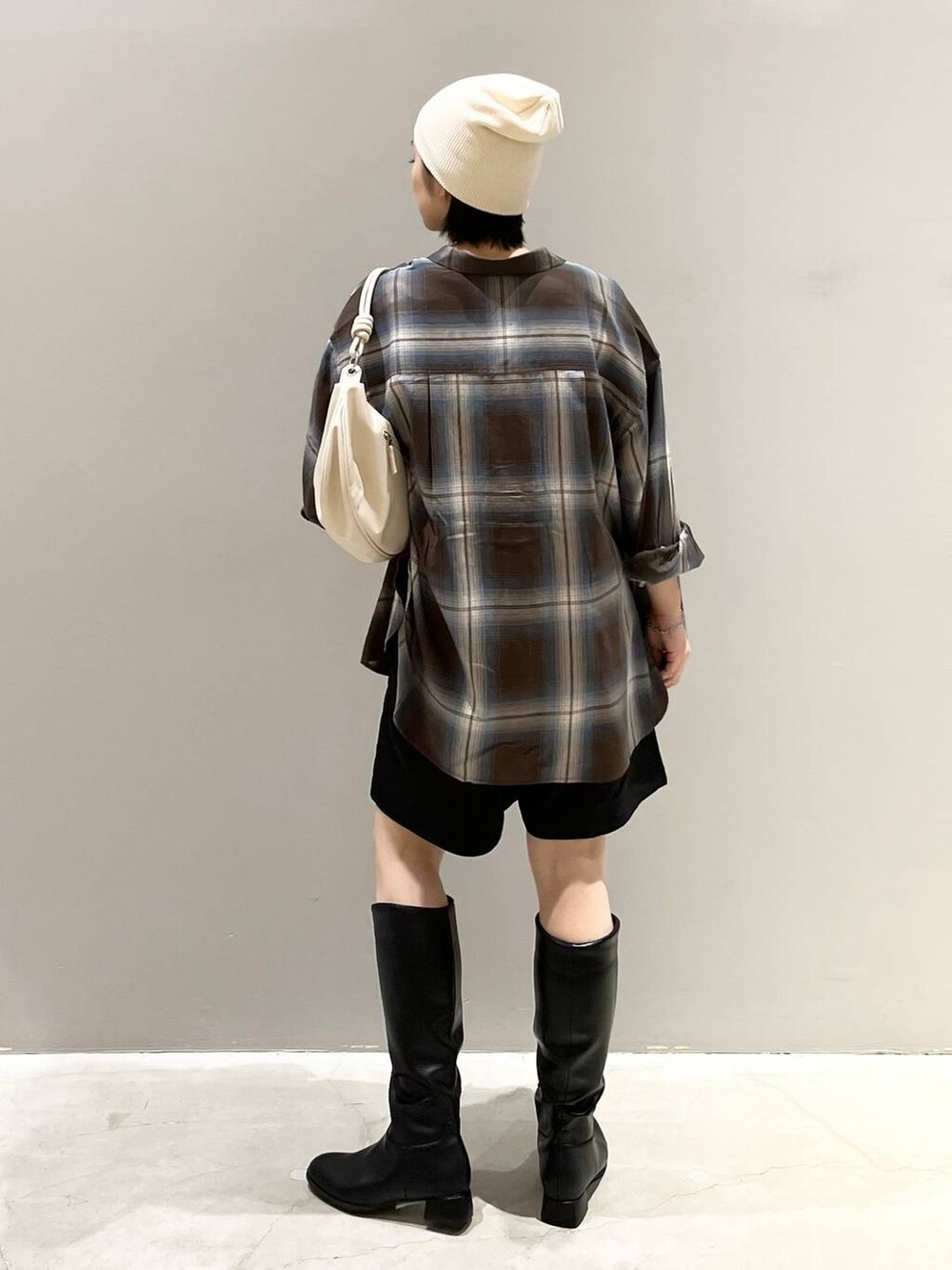 ブラウン系のシャツ/ブラウス、ブラック系のシャツ/ブラウス、ブラック系のその他パンツを着用したレディースの秋コーディネートの8枚目の写真