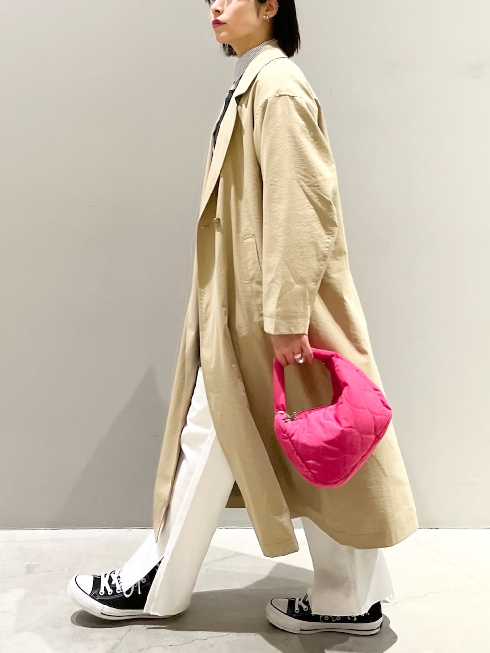 グレー系のTシャツ/カットソー、ピンク系のショルダーバッグ、ブラック系のスニーカーを着用したレディースの春コーディネートの2枚目の写真