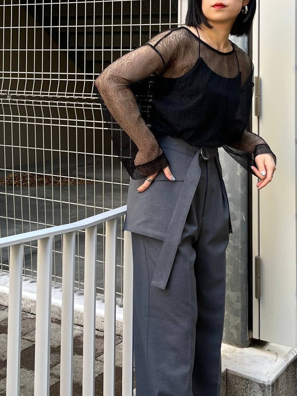 グレー系のその他パンツ、ブラック系のシャツ/ブラウス、ブラック系のパンプスを着用したレディースの冬コーディネートの5枚目の写真