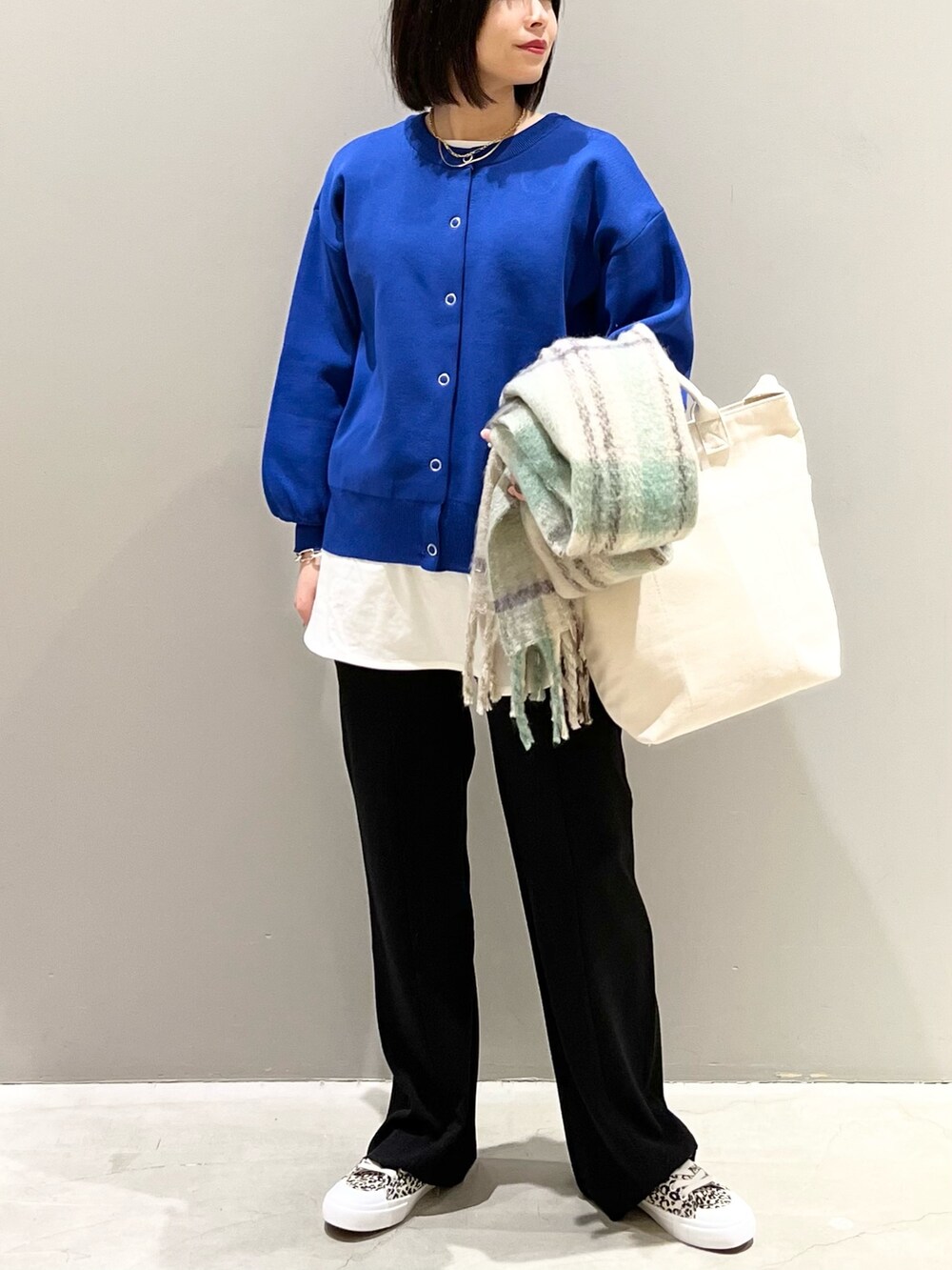 その他のスニーカー、ブラック系のその他パンツ、ホワイト系のTシャツ/カットソーを着用したレディースの冬コーディネートの2枚目の写真