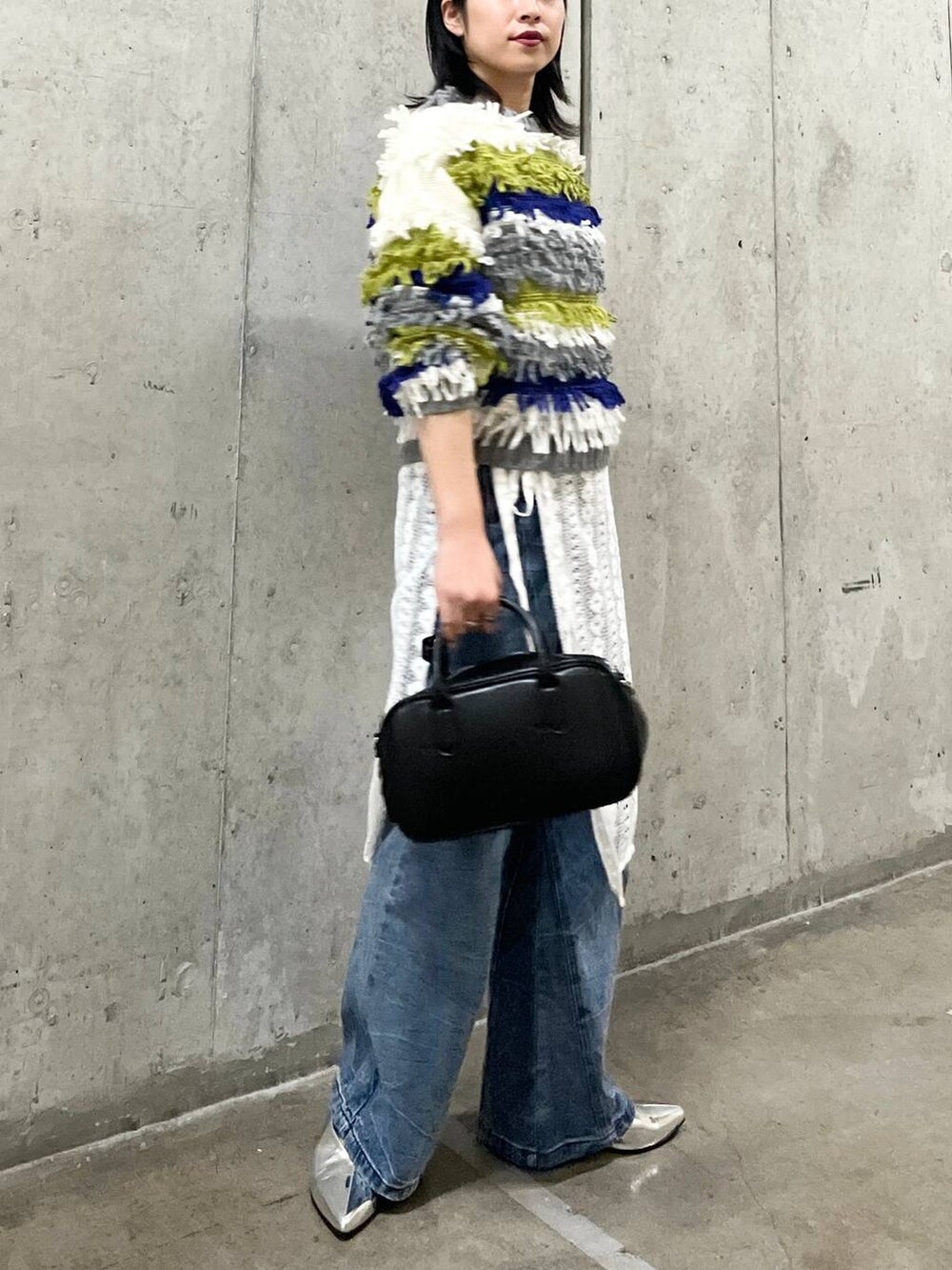 ホワイト系のスカート、シルバー系のその他シューズ、ブラック系のボストンバッグを着用したレディースの秋コーディネートの8枚目の写真