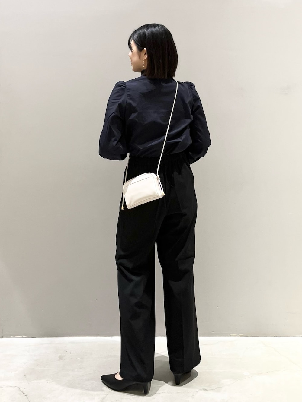 グレー系のシューズ、ブラック系のパンツ、ブルー系のシャツ/ブラウスを着用したレディースの春コーディネートの3枚目の写真