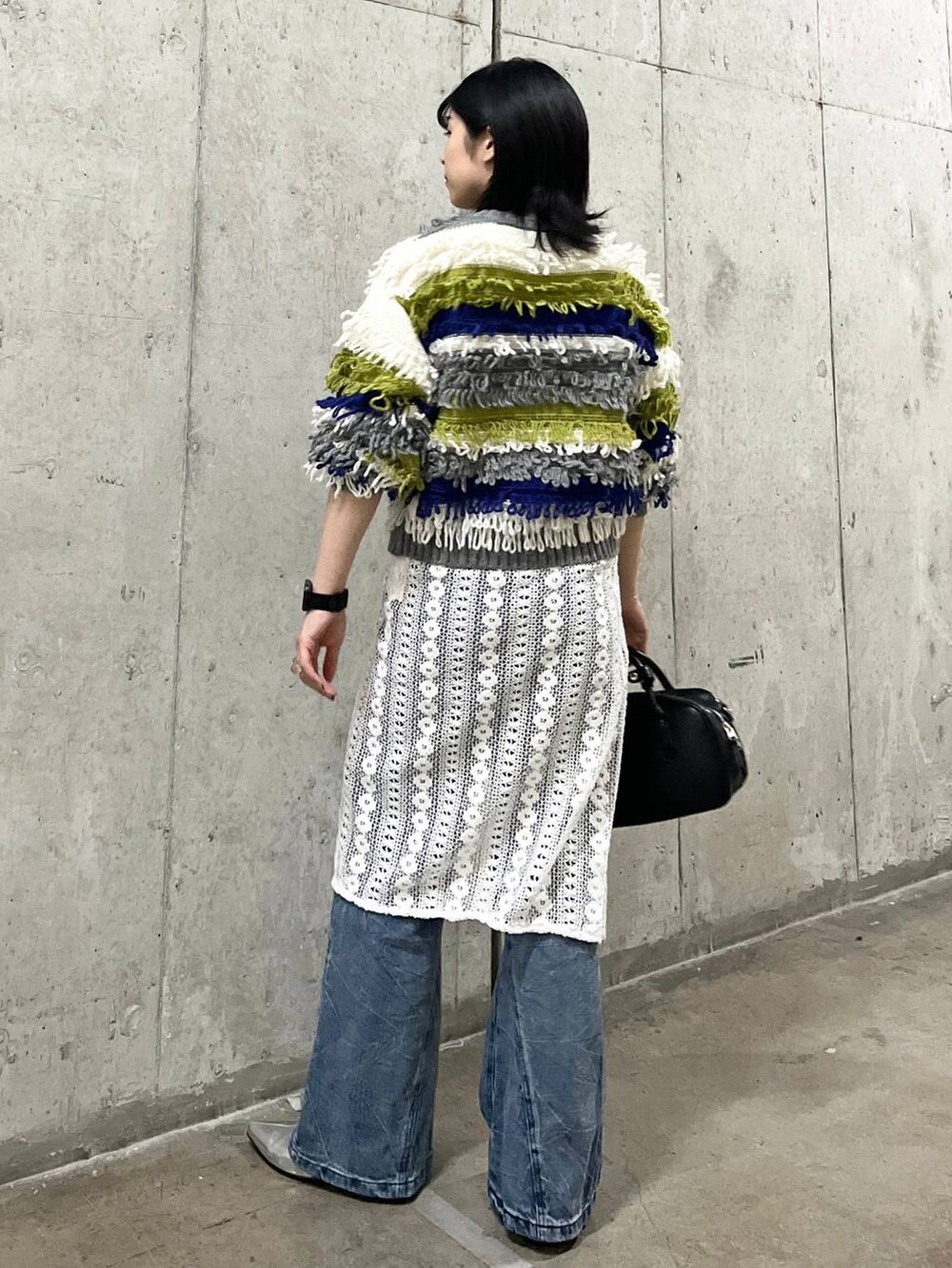 ホワイト系のスカート、シルバー系のその他シューズ、ブラック系のボストンバッグを着用したレディースの秋コーディネートの4枚目の写真