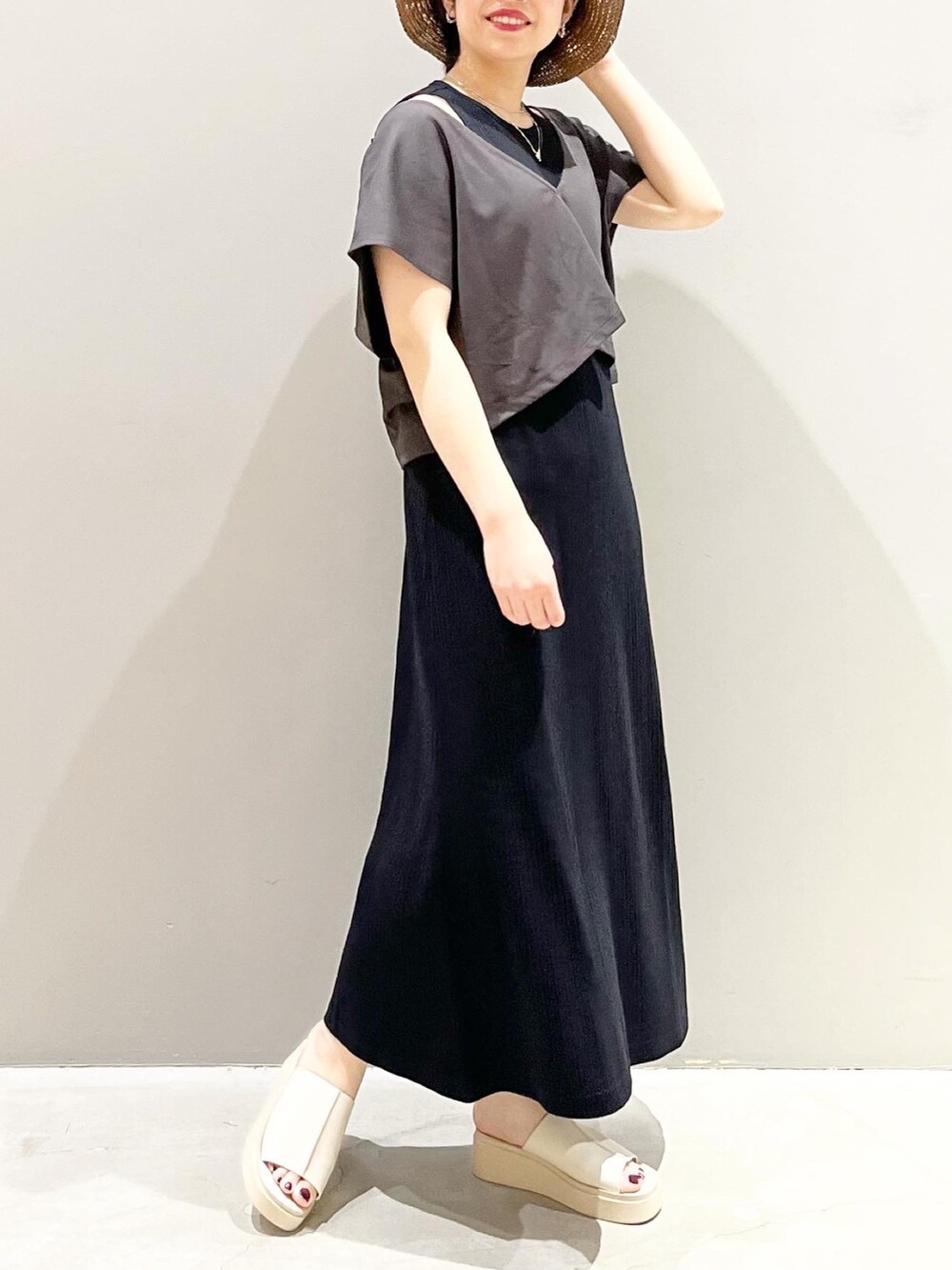 ベージュ系のサンダル、ブラック系のワンピース、ブラウン系のハットを着用したレディースの春コーディネートの6枚目の写真