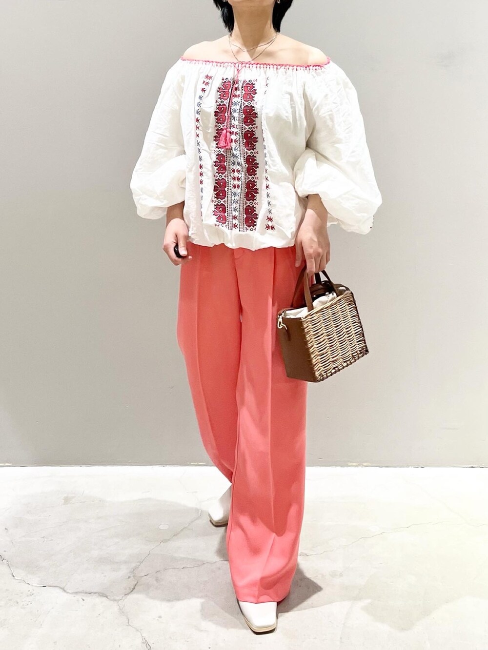 ホワイト系のシャツ/ブラウス、ピンク系のデニムパンツ、ブラウン系のショルダーバッグを着用したレディースの春コーディネートの3枚目の写真