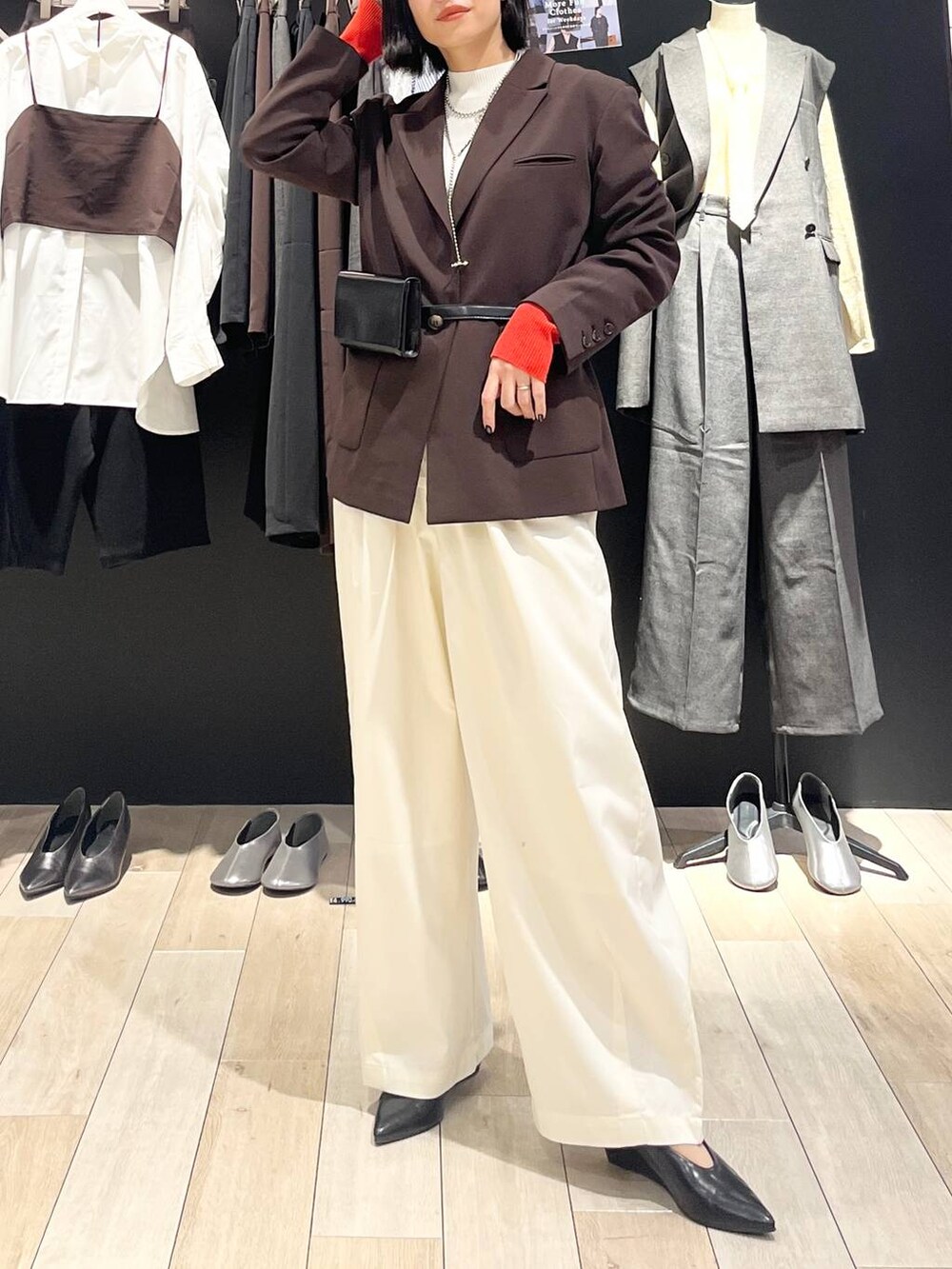 ホワイト系のニット/セーター、ホワイト系のその他パンツ、ブラック系のパンプスを着用したレディースの秋コーディネートの2枚目の写真