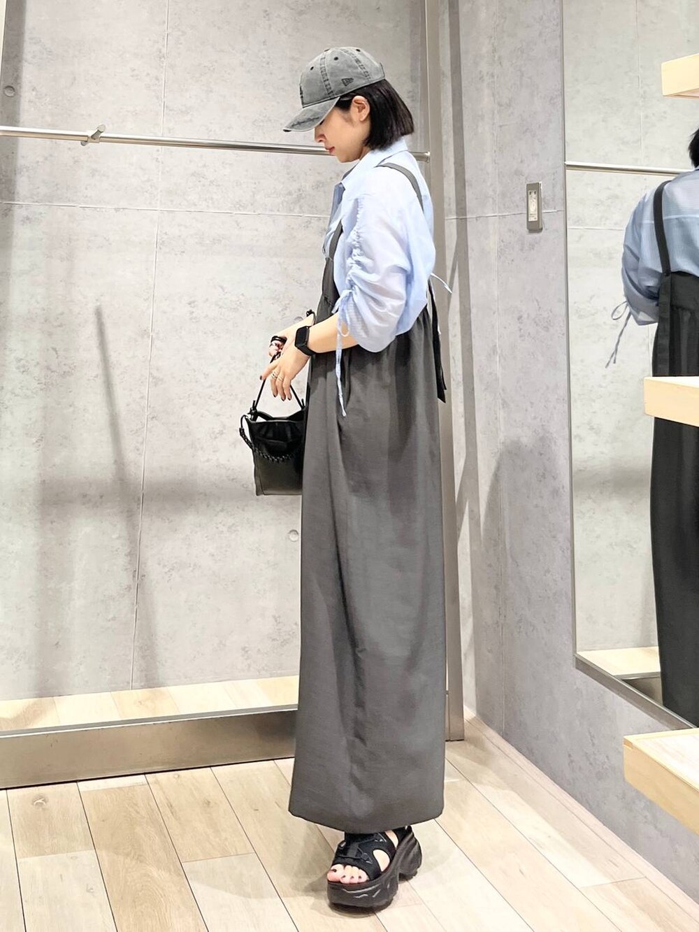 グレー系のサロペット/オーバーオール、ブラック系のサンダル、ブラック系のショルダーバッグを着用したレディースの夏コーディネートの5枚目の写真