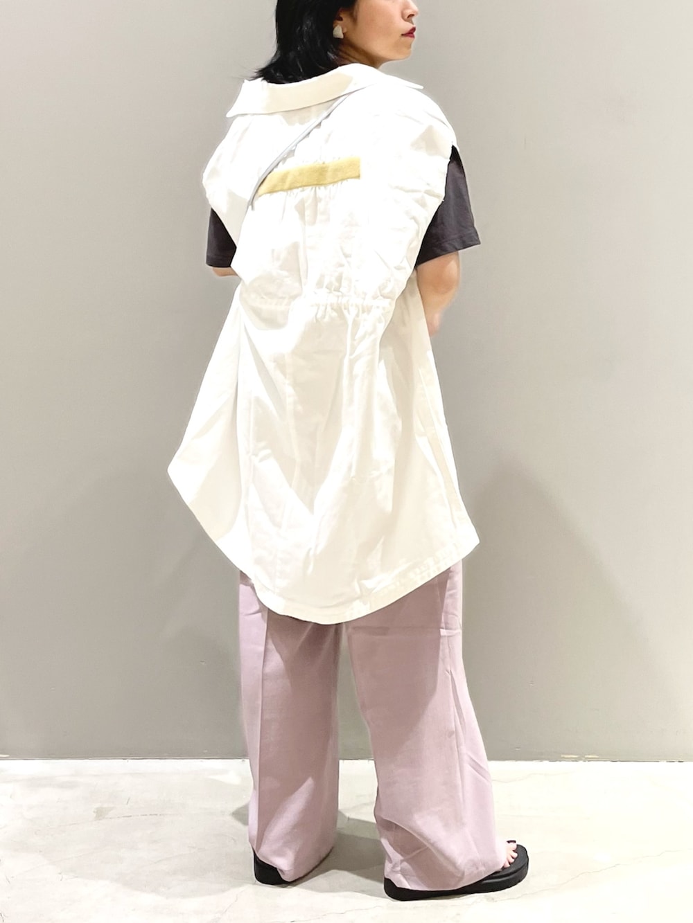 ピンク系のパンツ、ブラック系のサンダル、シルバー系のバッグを着用したレディースの秋コーディネートの2枚目の写真