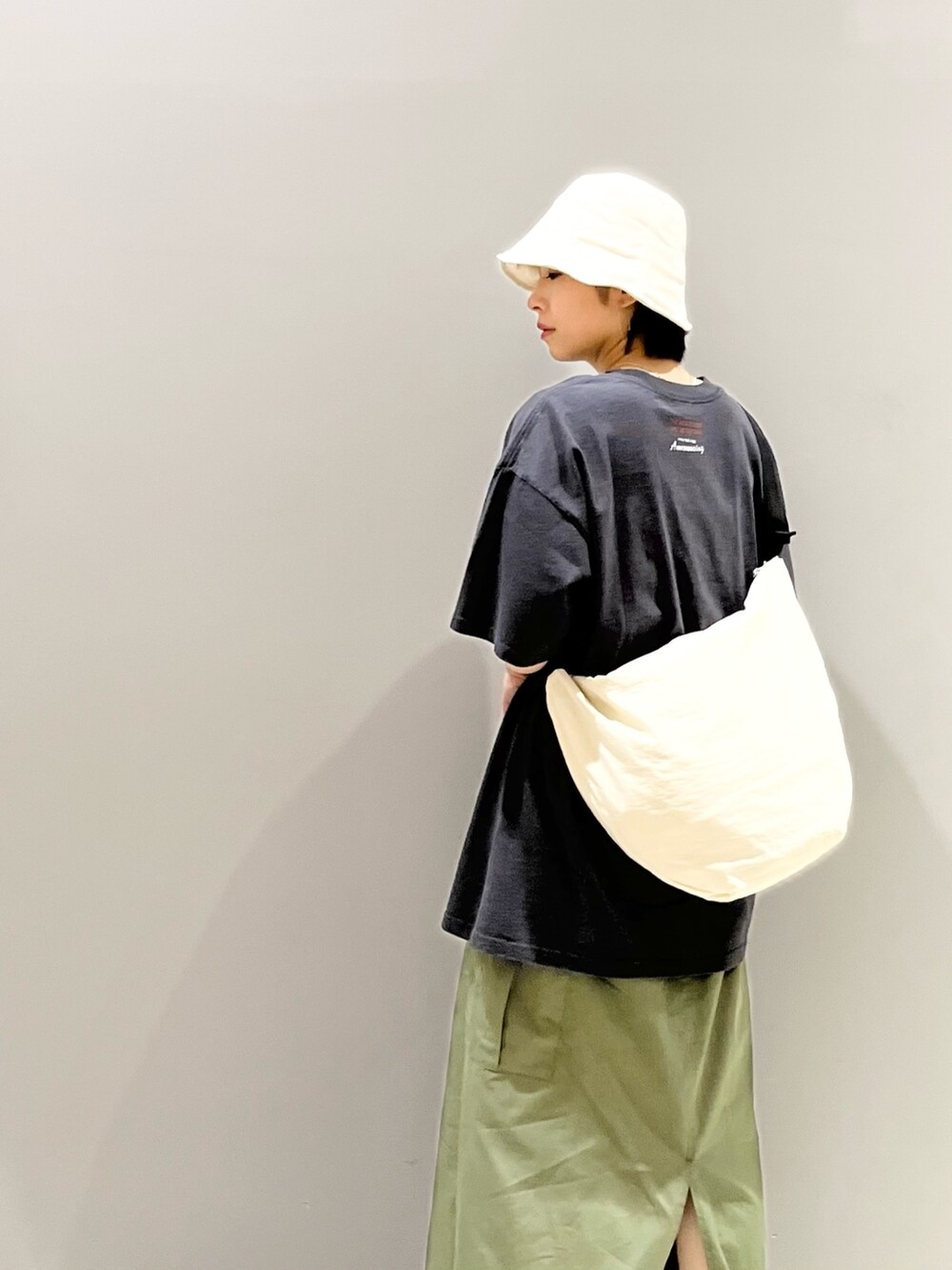 グレー系のTシャツ/カットソー、ホワイト系のショルダーバッグ、グリーン系のスカートを着用したレディースの夏コーディネートの5枚目の写真