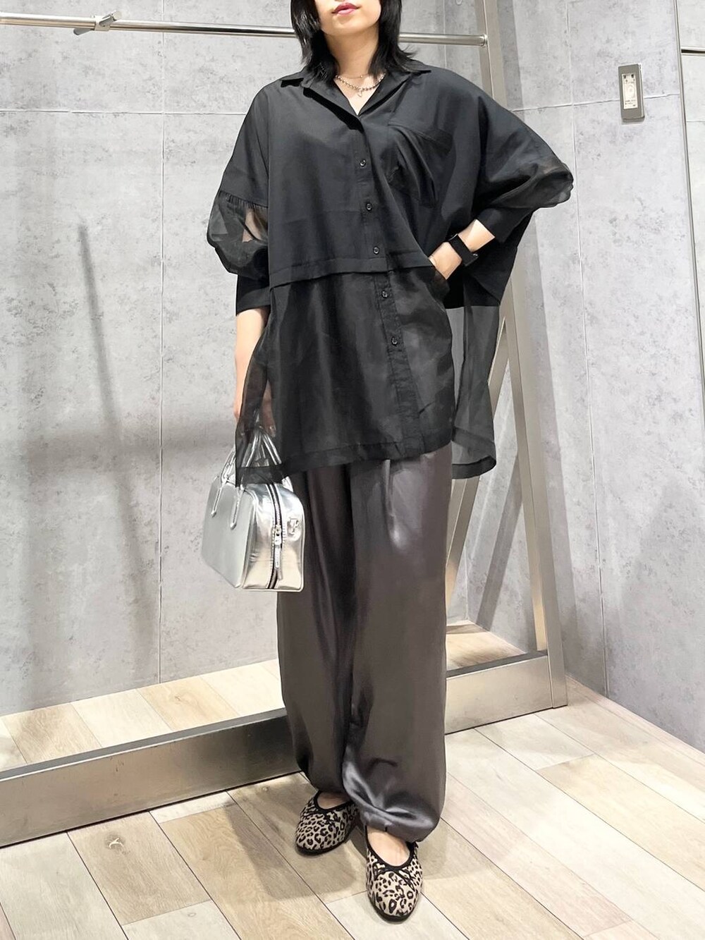 グレー系のその他パンツ、シルバー系のボストンバッグ、その他のバレエシューズを着用したレディースの秋コーディネートの4枚目の写真