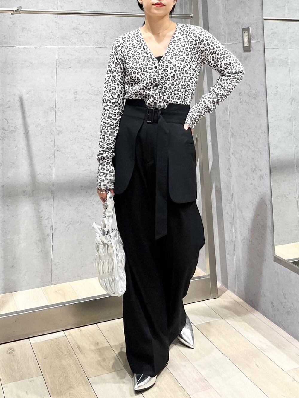 シルバー系のショルダーバッグ、シルバー系のその他シューズ、ブラック系のその他パンツを着用したレディースの秋コーディネートの6枚目の写真