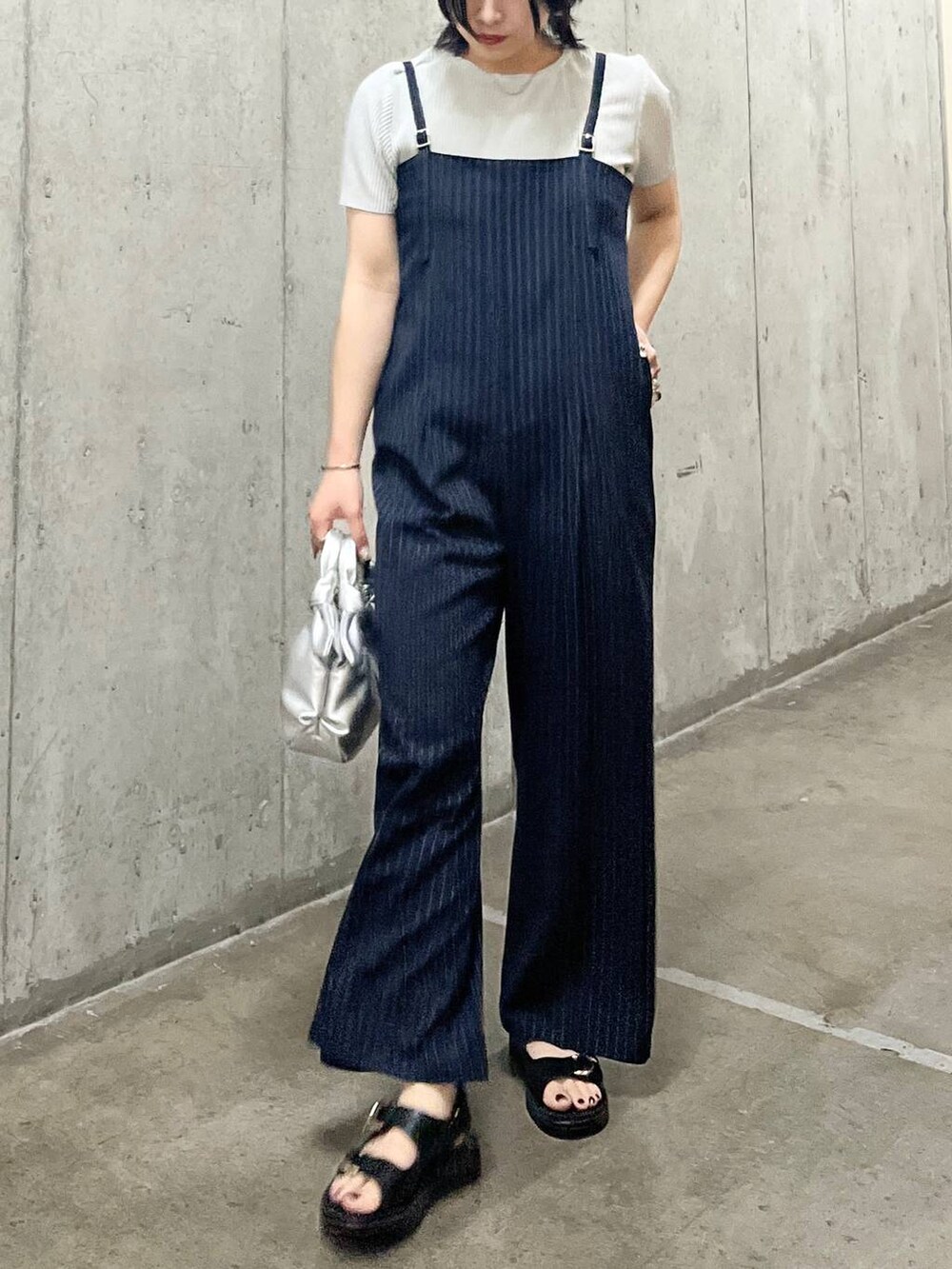 ブラック系のサンダル、ブルー系のサロペット/オーバーオール、シルバー系のショルダーバッグを着用したレディースの夏コーディネートの6枚目の写真