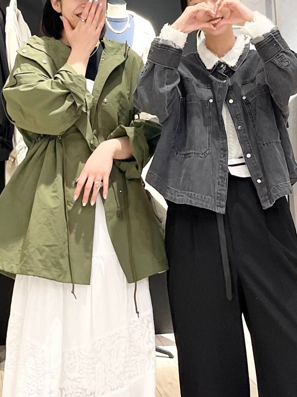 ホワイト系のシャツ/ブラウス、グレー系のシャツ/ブラウス、グリーン系のその他アウターを着用したレディースの春コーディネートの3枚目の写真