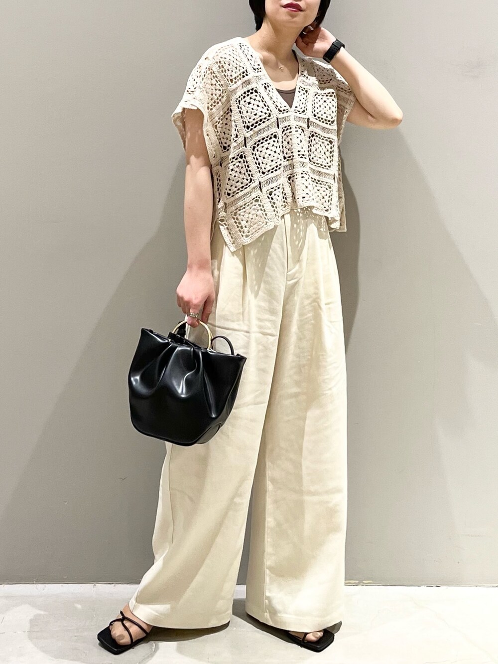 ホワイト系のその他パンツ、ホワイト系のTシャツ/カットソー、ホワイト系のバッグを着用したレディースの夏コーディネートの9枚目の写真