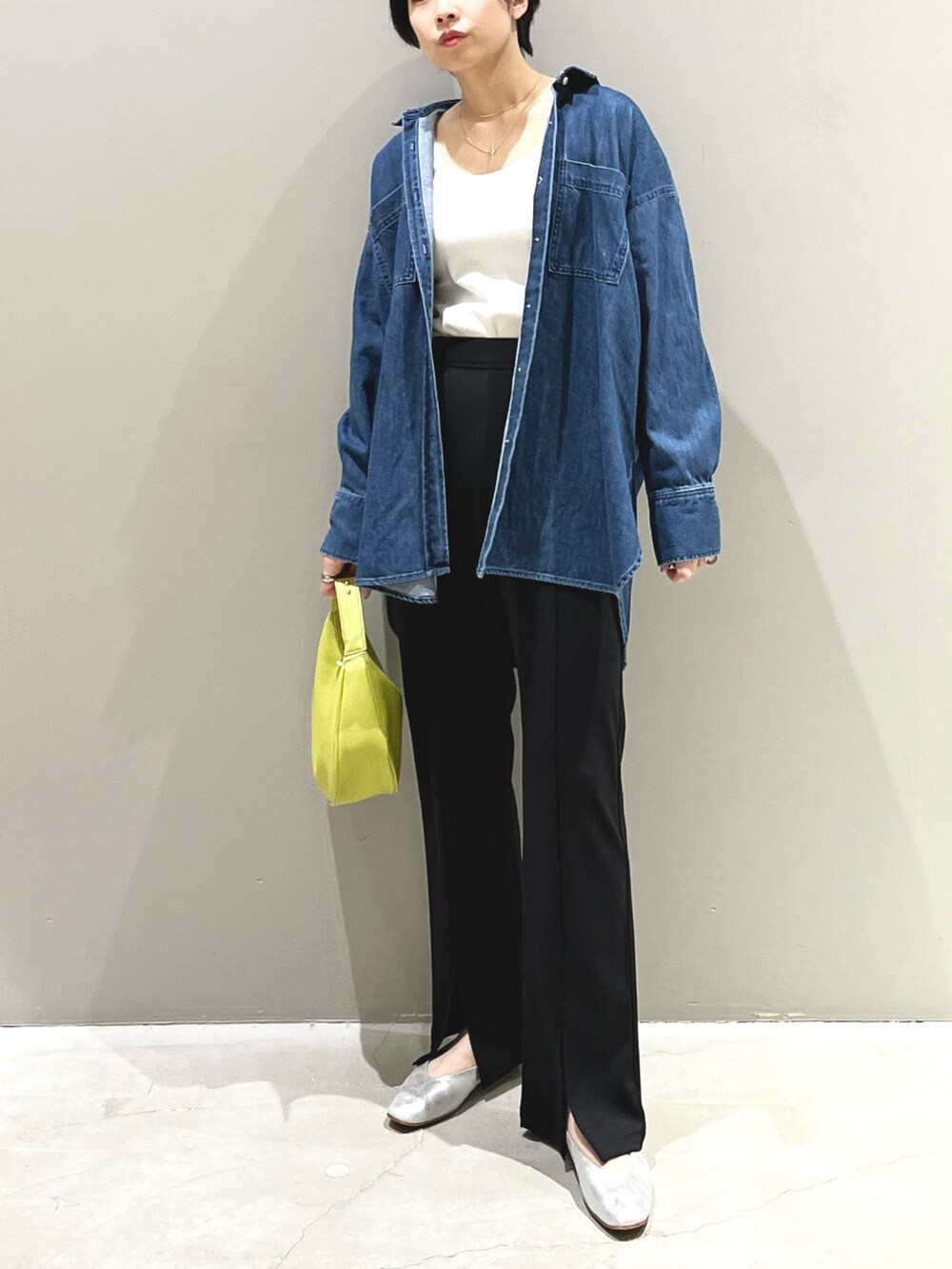 イエロー系のショルダーバッグ、ブラック系のその他パンツ、グレー系のパンプスを着用したレディースの春コーディネートの7枚目の写真