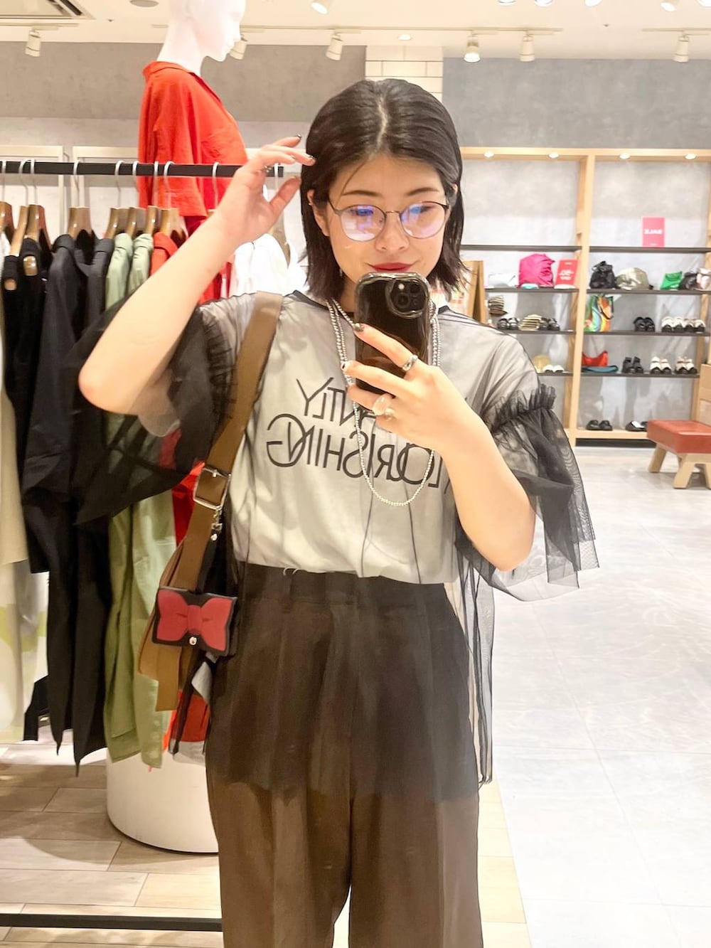 「カジュアル、モード、ハーフパンツ、厚底サンダル、ベーシック/シンプル、デート/ロマンティック、夏コーデ、女子会、バッグ、LEPSIM、サンダル、おでかけ、シンプルコーデ、メガネ、メガネ女子」｜「LEPSIMの3連ボールネックレス　287544（ネックレス、シルバー系）」を使った、エムアイさん（レディース・162cm）の夏コーディネートの7枚目の写真