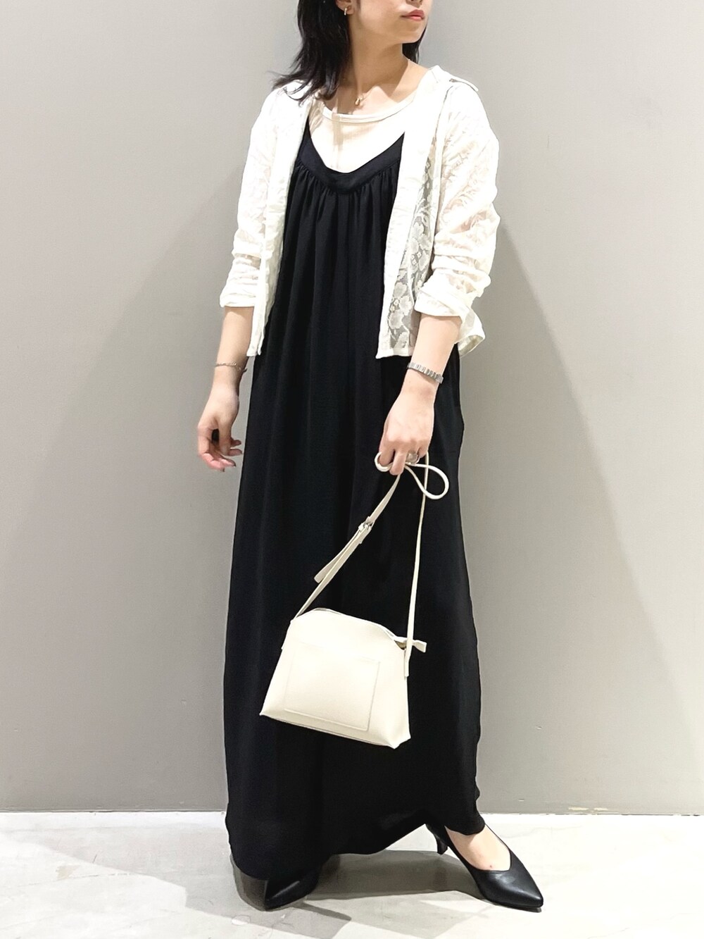 ホワイト系のショルダーバッグ、ブラック系のつなぎ/オールインワン、ホワイト系のシャツ/ブラウスを着用したレディースの秋コーディネートの2枚目の写真