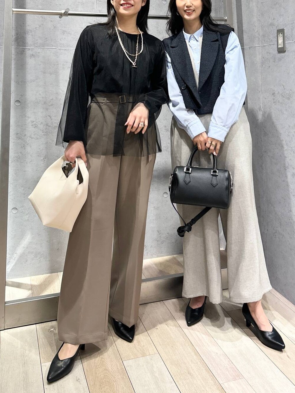 ブラウン系のスーツパンツ、ブラック系のTシャツ/カットソー、ブルー系のその他アウターを着用したレディースの冬コーディネートの5枚目の写真