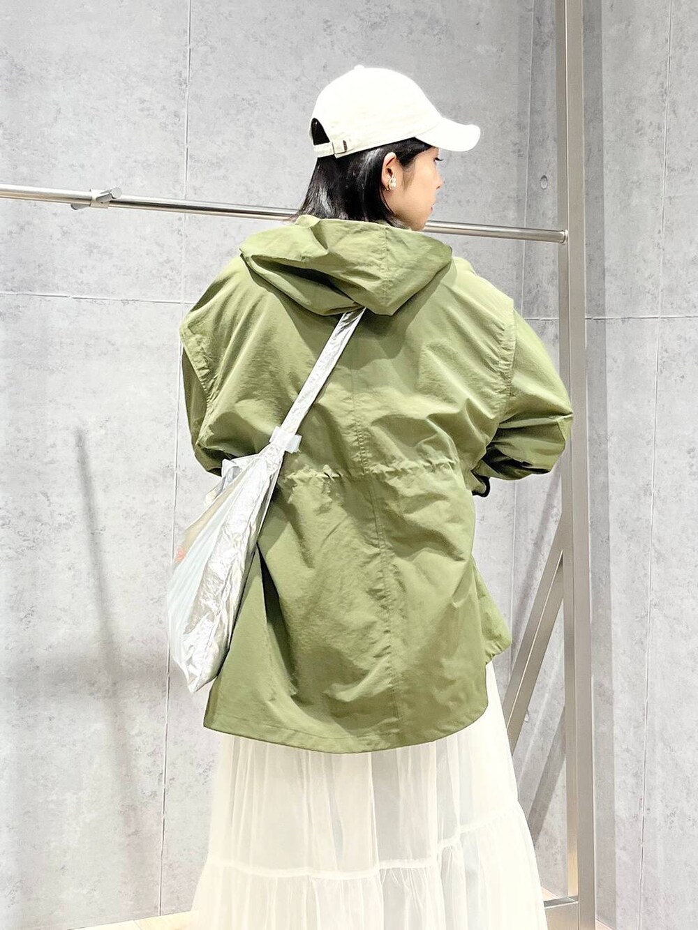 ブルー系のデニムパンツ、グリーン系のその他アウター、ベージュ系のその他シューズを着用したレディースの冬コーディネートの6枚目の写真