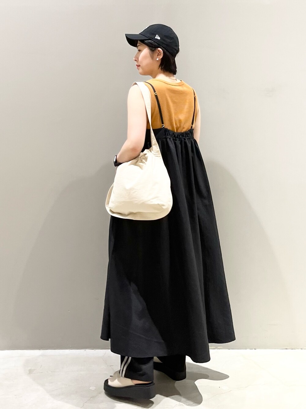 「LEPSIM、レプシィム(LEPSIM)、キャップ、モノトーン、ストリート、ワンピース、ラインパンツ、厚底シューズ、ショルダーバッグ、オトナカジュアル、NEW ERA、キャミワンピ、厚底サンダル、スポーティ、楽チンコーデ」｜「LEPSIMのラインパンツ（パンツ、ブラック系）」を使った、エムアイさん（レディース・162cm）の夏コーディネートの7枚目の写真
