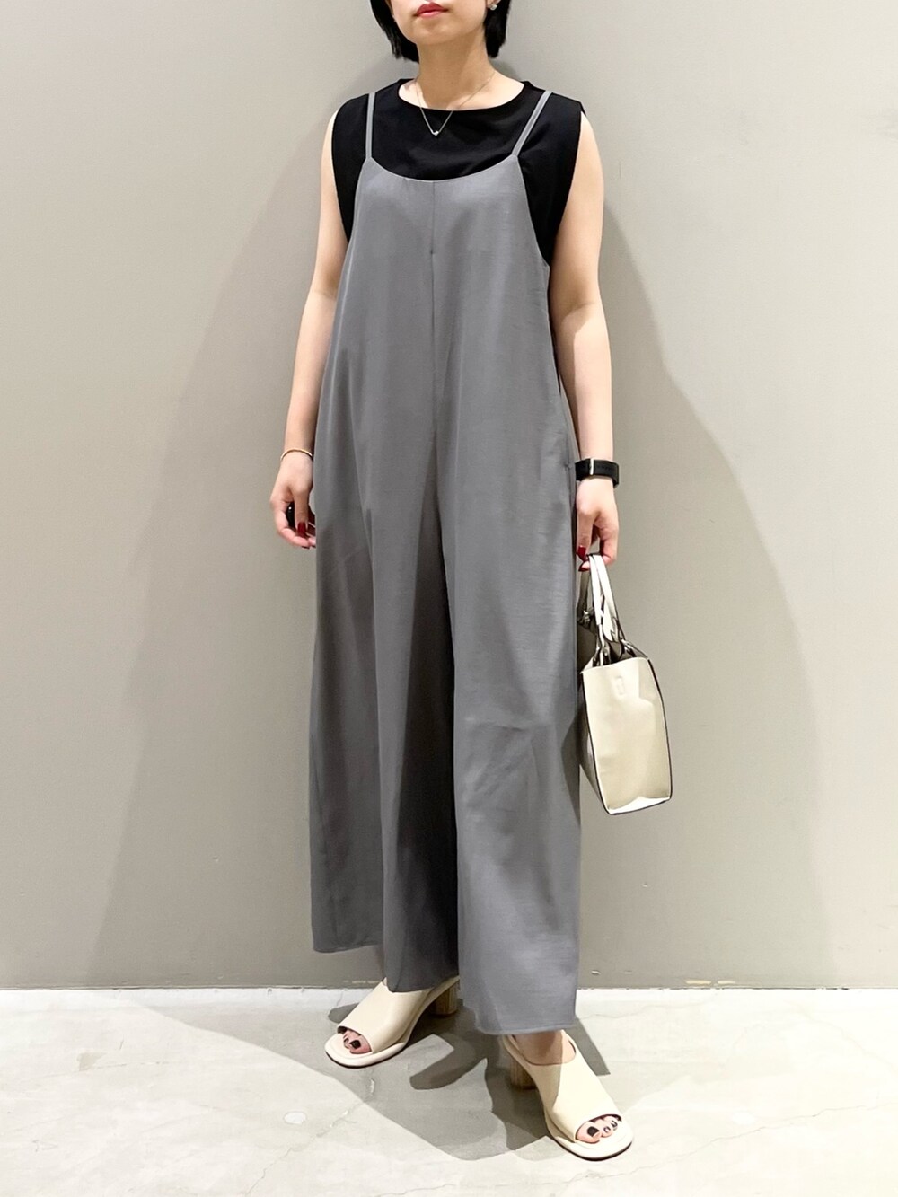 ホワイト系のショルダーバッグ、グレー系のその他パンツ、ホワイト系のサンダルを着用したレディースの夏コーディネートの5枚目の写真