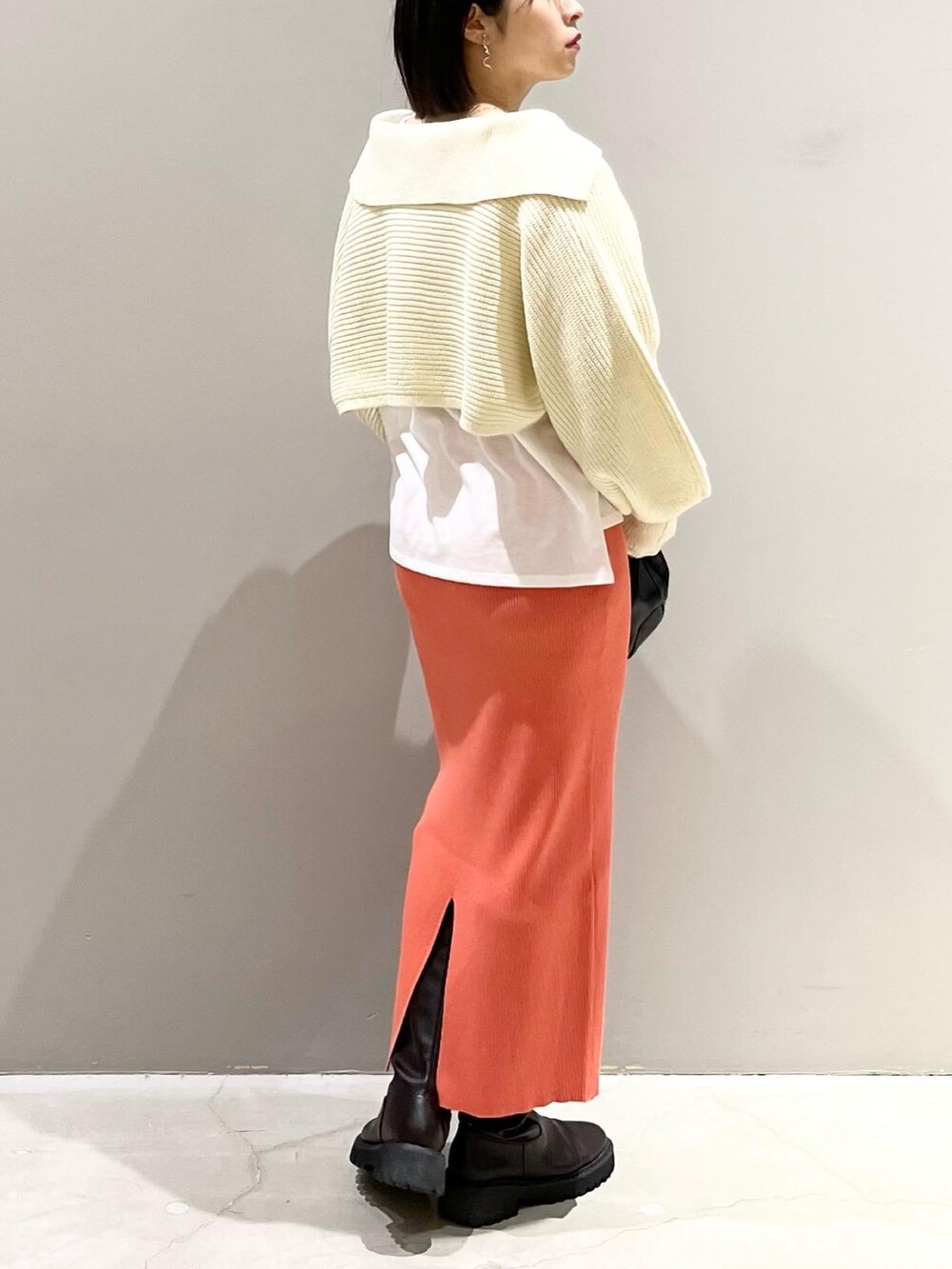「LEPSIM、レプシィム(LEPSIM)、ニット、ショート丈トップス、春服デビュー宣言、シンプルコーデ、淡色コーデ、きれいめカジュアル、パステル映える春、レイヤードスタイル、ピンク、春服みてみて、ブーツ、ニットスカート、ハンドバッグ」｜「LEPSIMのメタルハンドル2WAYバッグ　176623（ハンドバッグ、ブラック系）」を使った、エムアイさん（レディース・162cm）の春コーディネートの3枚目の写真