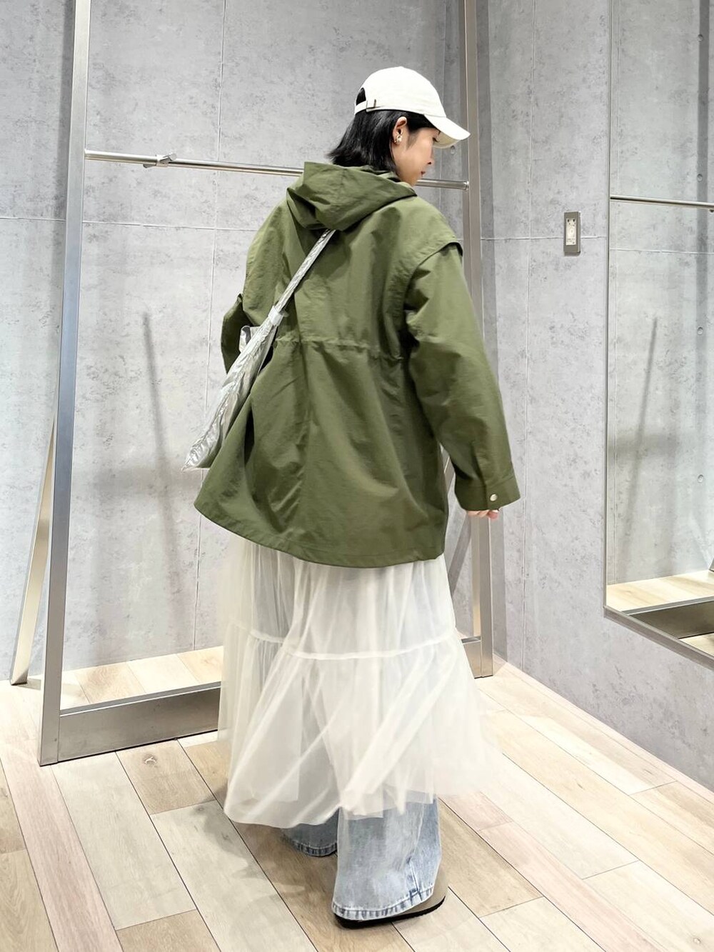ブルー系のデニムパンツ、グリーン系のその他アウター、ベージュ系のその他シューズを着用したレディースの冬コーディネートの8枚目の写真