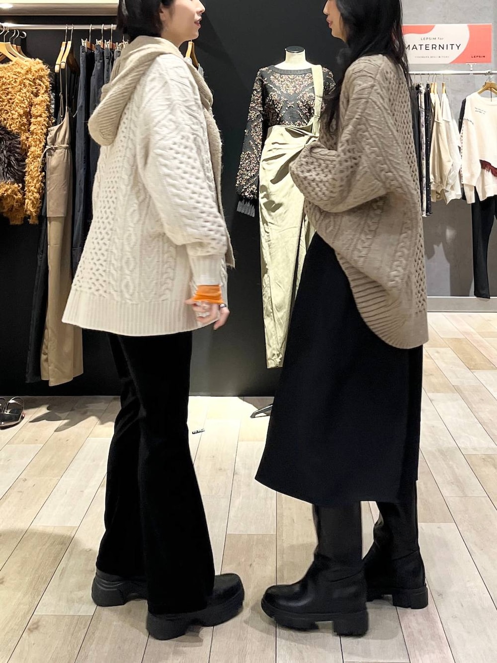 オレンジ系のTシャツ/カットソー、ブラック系のその他パンツ、ブラック系のブーツを着用したレディースの冬コーディネートの4枚目の写真