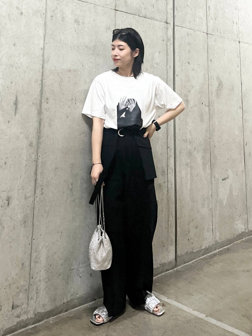 シルバー系のショルダーバッグ、ブラック系のその他パンツ、ホワイト系のTシャツ/カットソーを着用したレディースの夏コーディネートの7枚目の写真