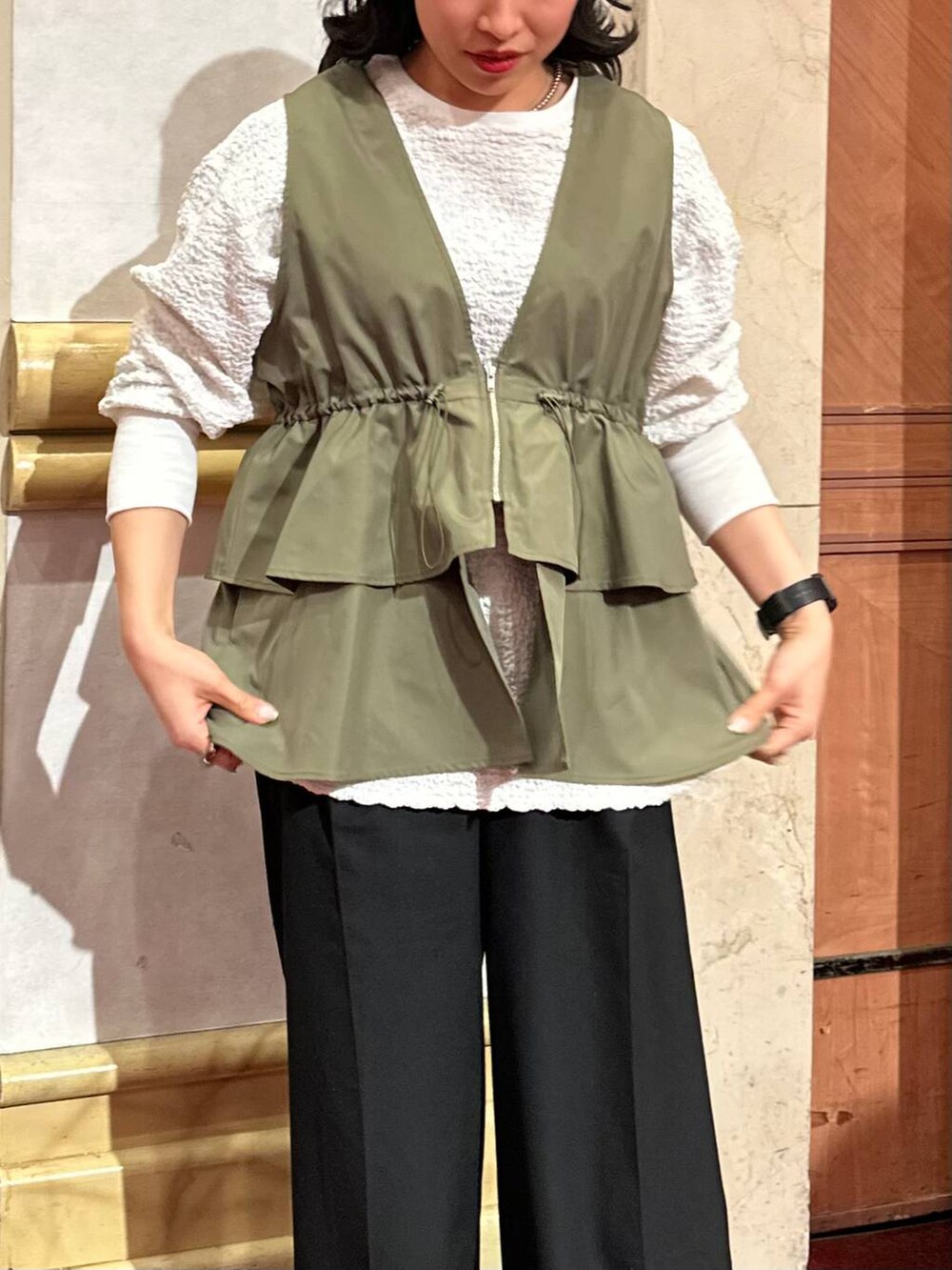 ブラック系のその他パンツを着用したレディースの春コーディネートの5枚目の写真