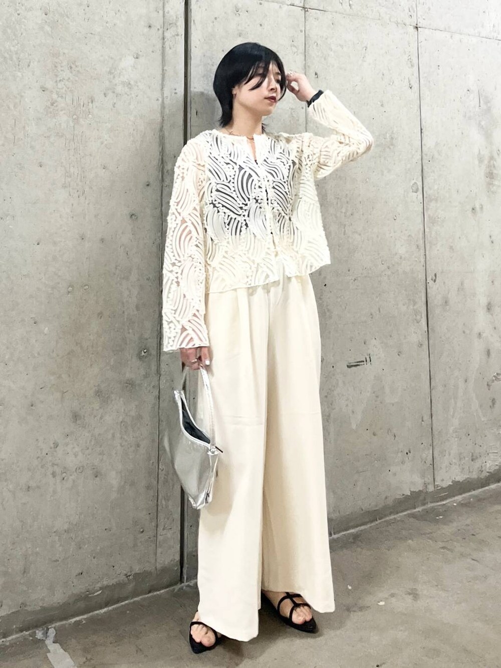 シルバー系のハンドバッグ、ホワイト系のその他パンツ、ホワイト系のシャツ/ブラウスを着用したレディースの春コーディネートの4枚目の写真